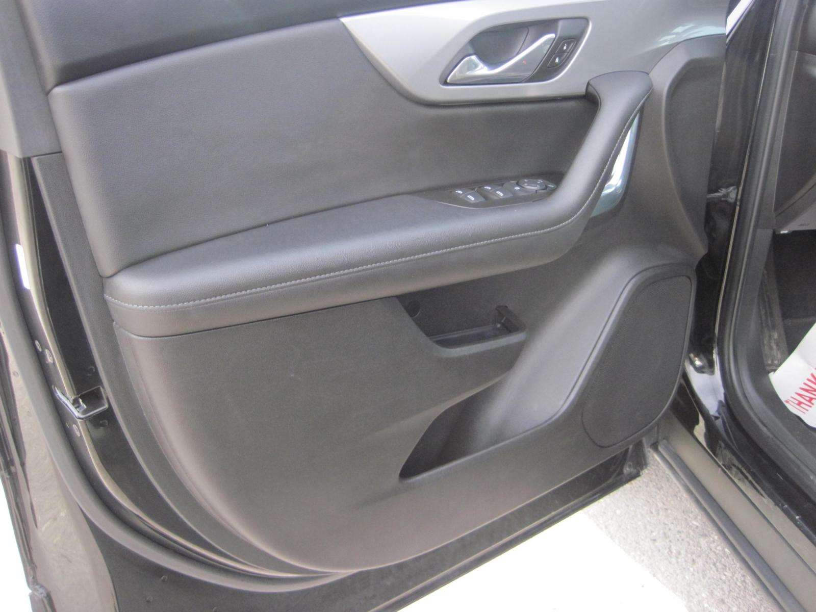 2020 black /black Chevrolet Blazer 3LT AWD (3GNKBHRS9LS) with an 3.6L V6 DOHC 24V engine, 9A transmission, located at 9530 Old Seward Highway, Anchorage, AK, 99515, (907) 349-3343, 61.134140, -149.865570 - Nice Chevrolet Blazer come take a test drive - Photo #6