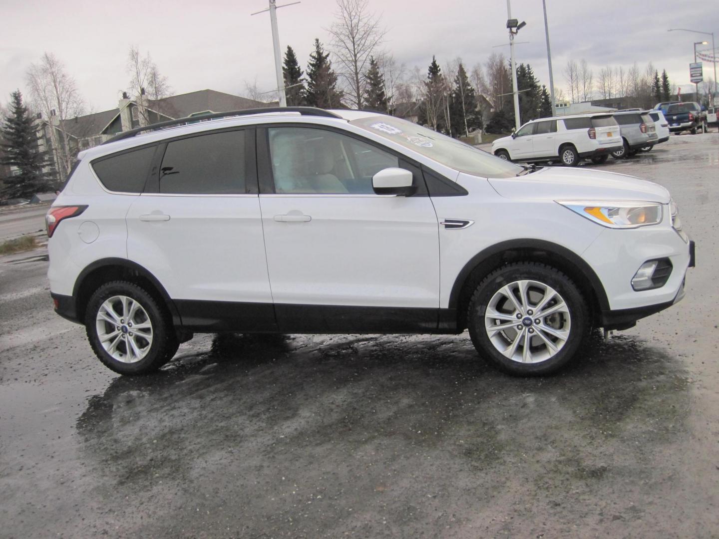 2018 white /gray Ford Escape SE 4WD (1FMCU9GD9JU) with an 1.5L L4 DOHC 16V engine, 6A transmission, located at 9530 Old Seward Highway, Anchorage, AK, 99515, (907) 349-3343, 61.134140, -149.865570 - Photo#2