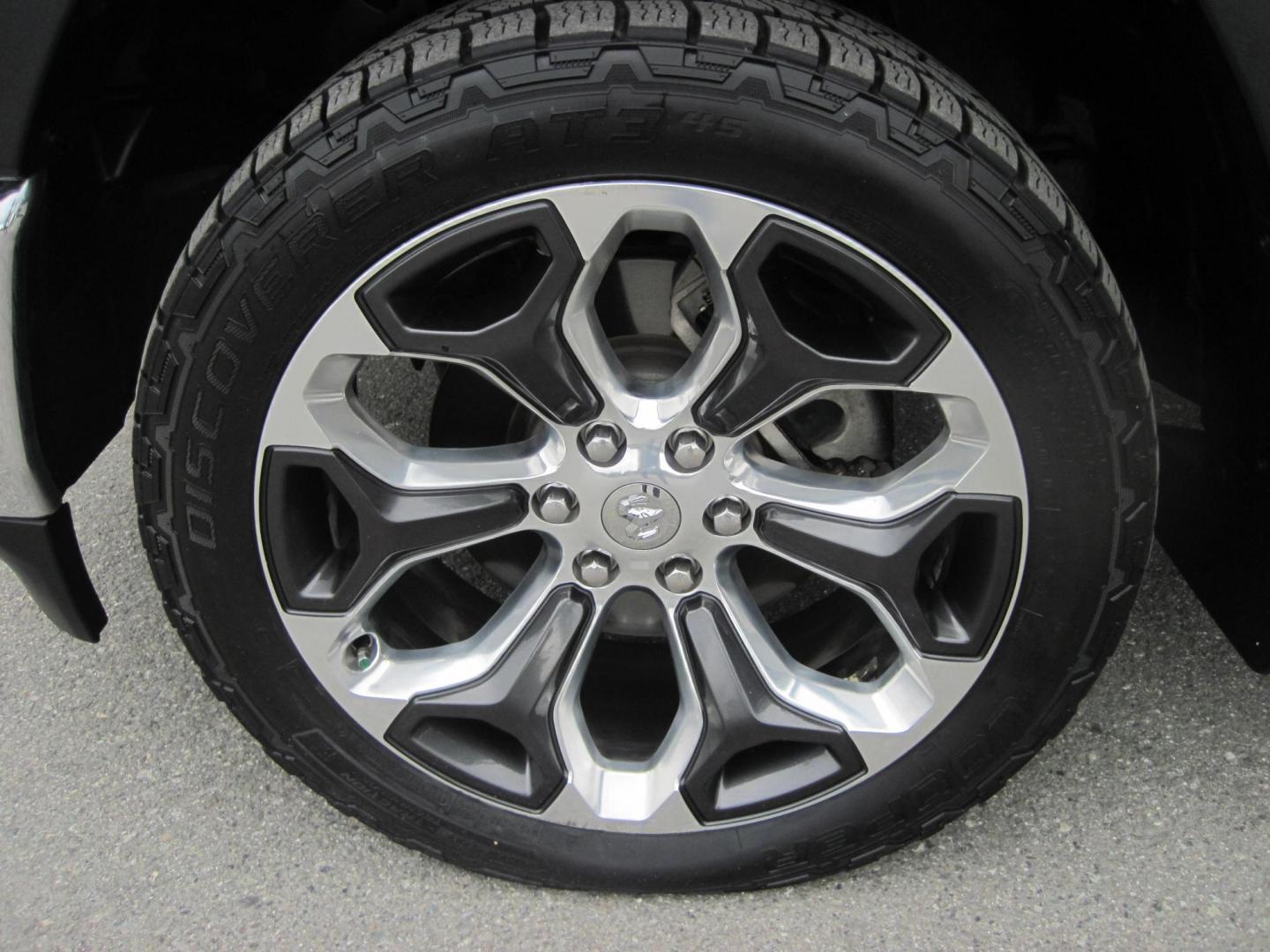 2019 gray /Tan RAM 1500 Limited Crew Cab 4WD (1C6SRFPT1KN) with an 5.7L V8 OHV 16V engine, 8A transmission, located at 9530 Old Seward Highway, Anchorage, AK, 99515, (907) 349-3343, 61.134140, -149.865570 - Loaded 2019 Ram 1500 Linited come take a test drive - Photo#17