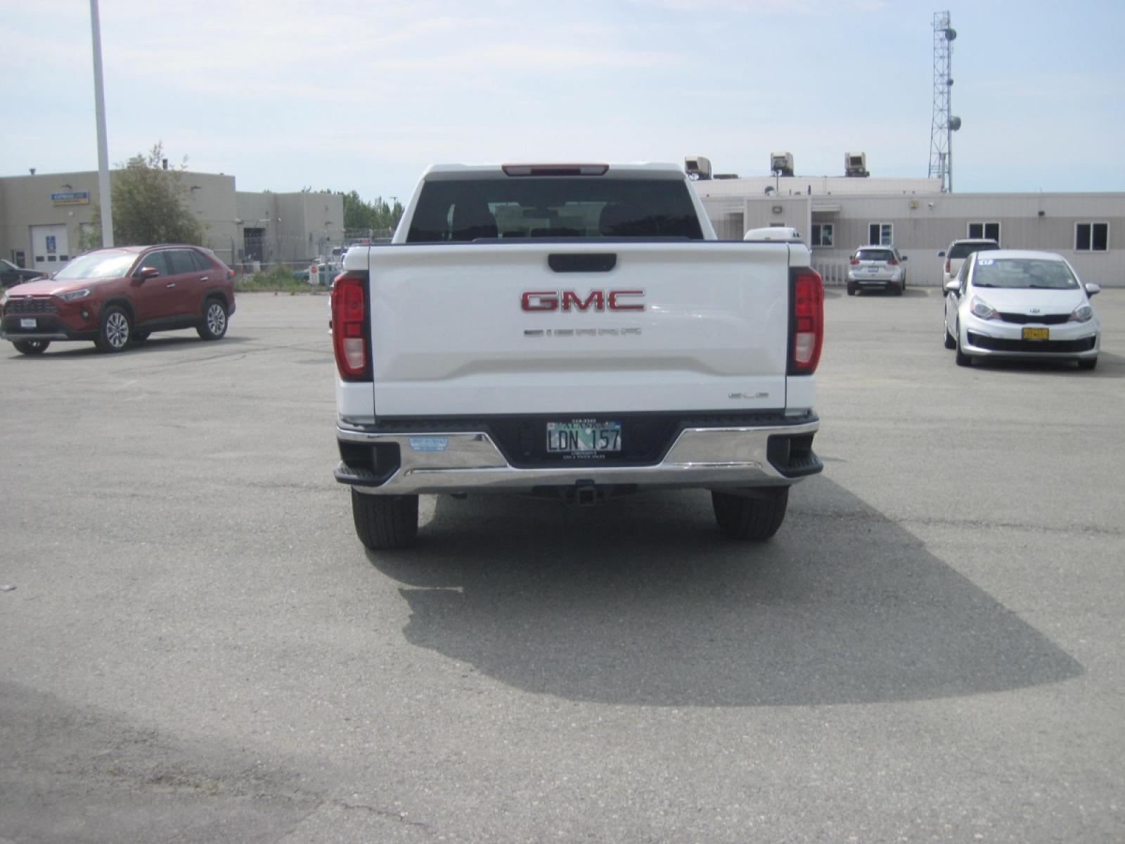 2020 white /black GMC Sierra 1500 SLE Crew Cab Short Box 4WD (3GTP9BEKXLG) with an 2.7L L4 DOHC 16V CNG engine, 6A transmission, located at 9530 Old Seward Highway, Anchorage, AK, 99515, (907) 349-3343, 61.134140, -149.865570 - Photo #3
