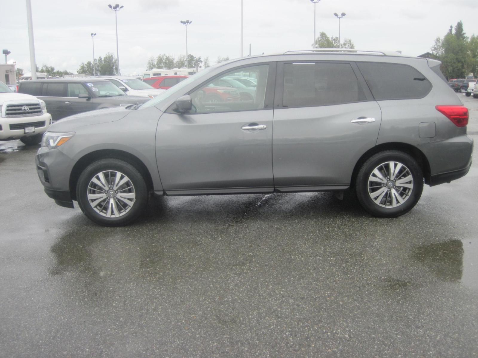 2020 gray /black Nissan Pathfinder SL 4WD (5N1DR2CM1LC) with an 3.5L V6 DOHC 24V engine, CVT transmission, located at 9530 Old Seward Highway, Anchorage, AK, 99515, (907) 349-3343, 61.134140, -149.865570 - Nice Nissan pathfinder SL AWD, heated seats, heated steering wheel. come take a test drive - Photo #2
