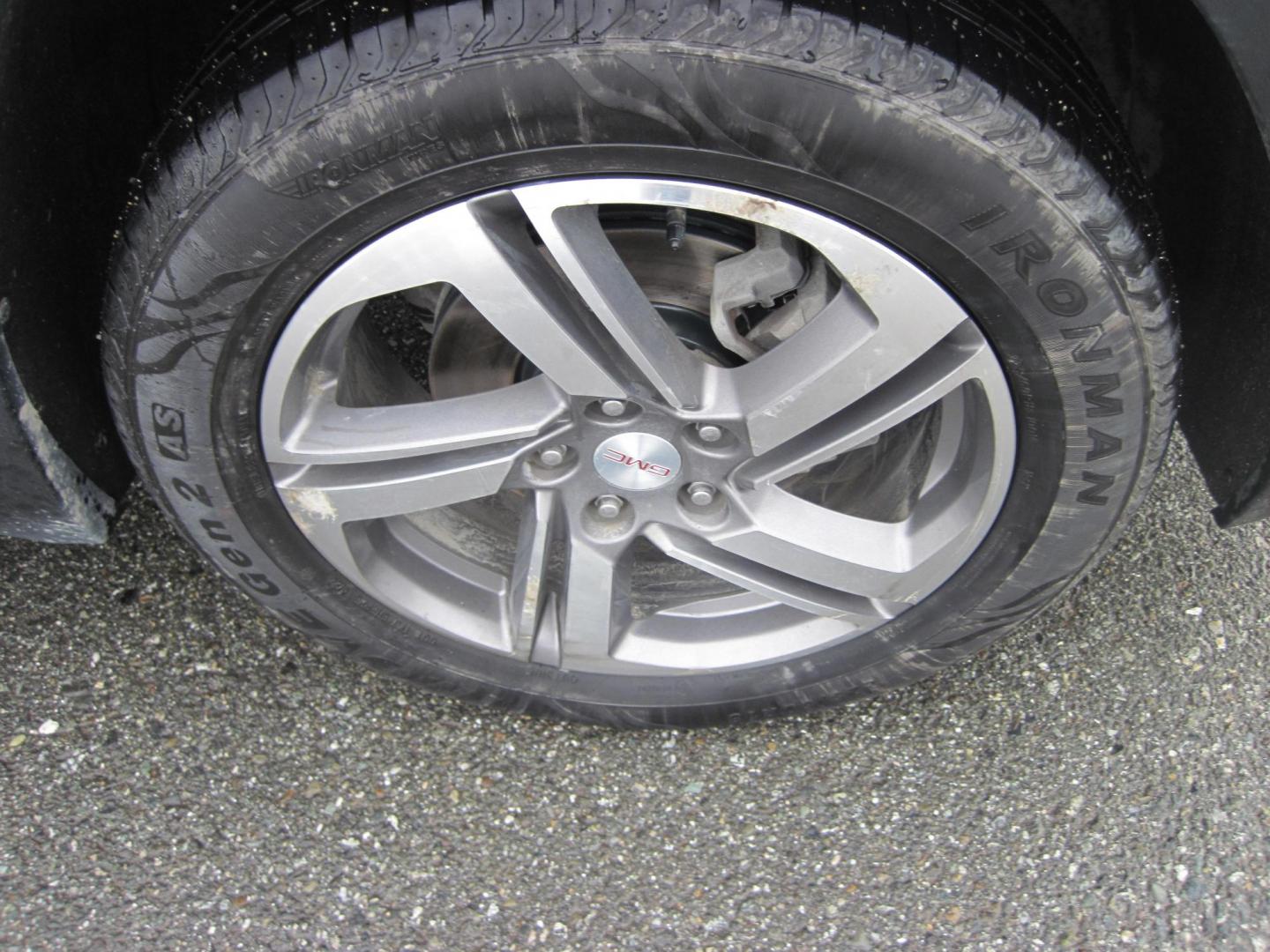 2020 silver /black GMC Terrain SLT AWD (3GKALVEV1LL) with an 1.4L L4 DOHC 16V TURBO engine, 6A transmission, located at 9530 Old Seward Highway, Anchorage, AK, 99515, (907) 349-3343, 61.134140, -149.865570 - Photo#3