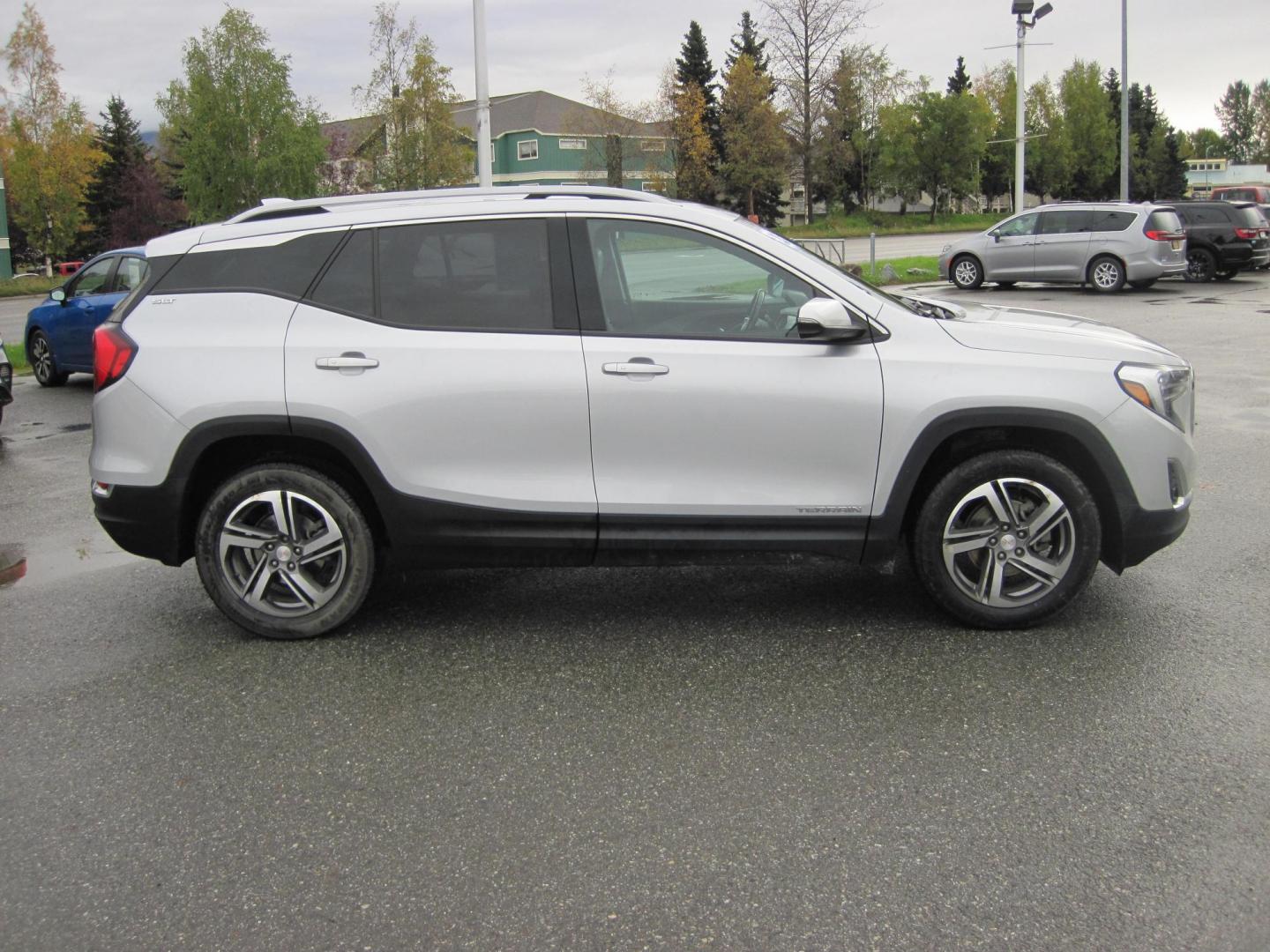 2020 silver /black GMC Terrain SLT AWD (3GKALVEV1LL) with an 1.4L L4 DOHC 16V TURBO engine, 6A transmission, located at 9530 Old Seward Highway, Anchorage, AK, 99515, (907) 349-3343, 61.134140, -149.865570 - Photo#4