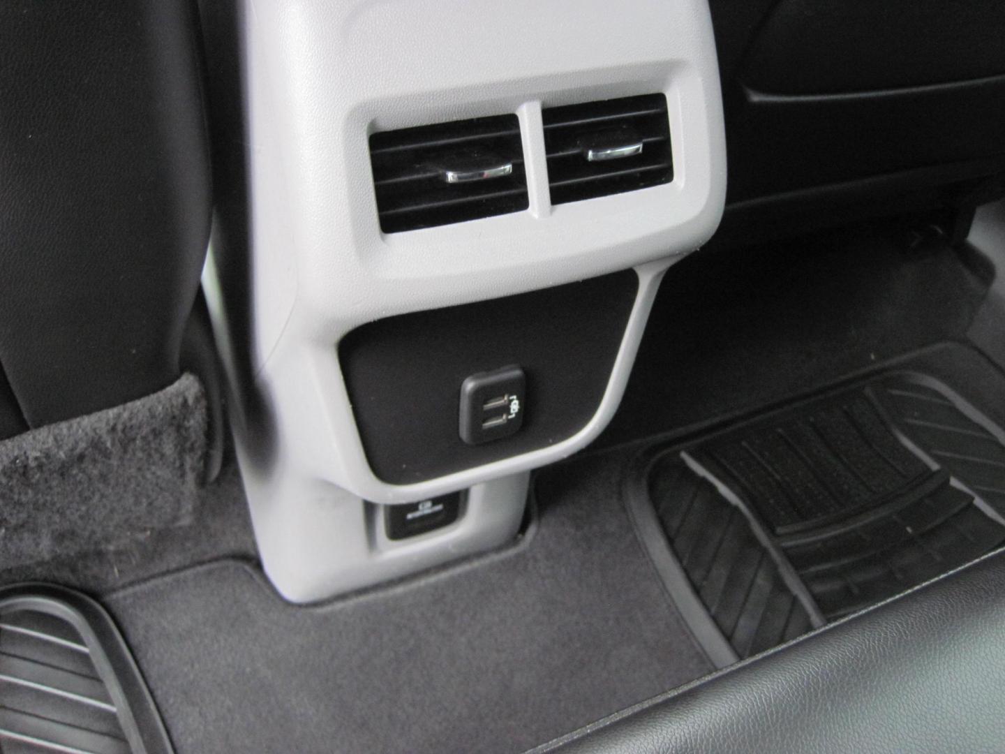 2020 silver /black GMC Terrain SLT AWD (3GKALVEV1LL) with an 1.4L L4 DOHC 16V TURBO engine, 6A transmission, located at 9530 Old Seward Highway, Anchorage, AK, 99515, (907) 349-3343, 61.134140, -149.865570 - Photo#9