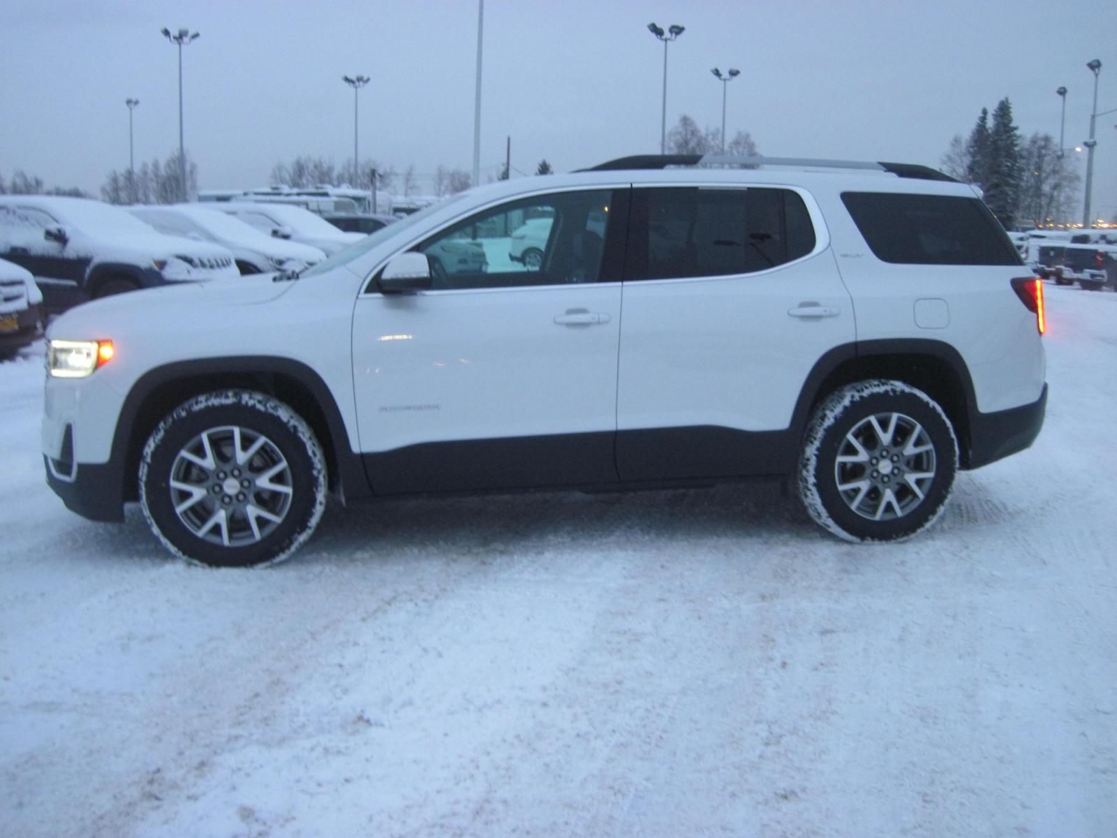 2021 white /black GMC Acadia SLT-1 AWD (1GKKNULS9MZ) with an 3.6L V6 DOHC 24V engine, 6A transmission, located at 9530 Old Seward Highway, Anchorage, AK, 99515, (907) 349-3343, 61.134140, -149.865570 - Photo #2