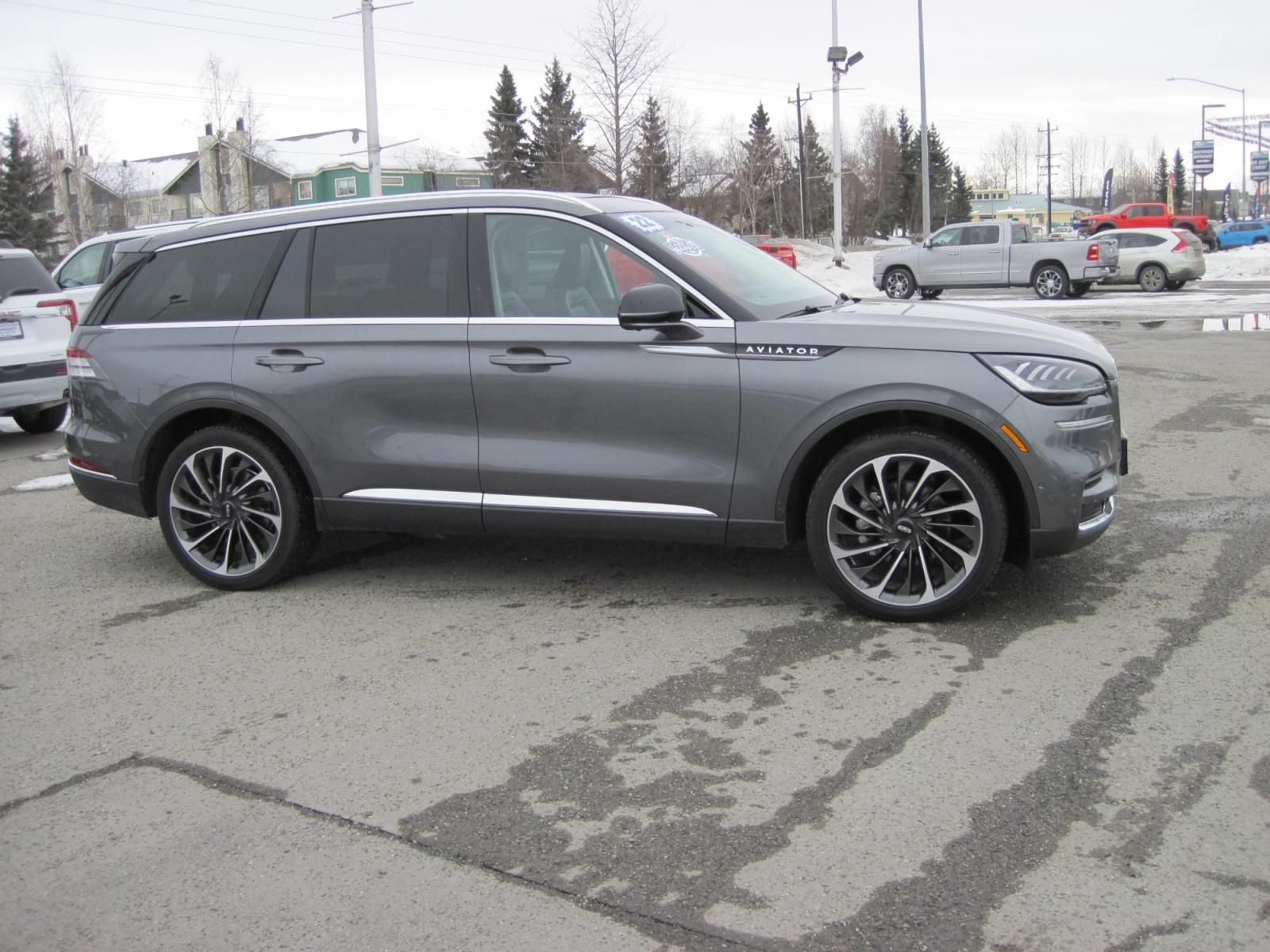2022 gray /black Lincoln Aviator Reserve AWD (5LM5J7XC6NG) with an 3.0L V6 DOHC 24V engine, 10A transmission, located at 9530 Old Seward Highway, Anchorage, AK, 99515, (907) 349-3343, 61.134140, -149.865570 - Photo #2