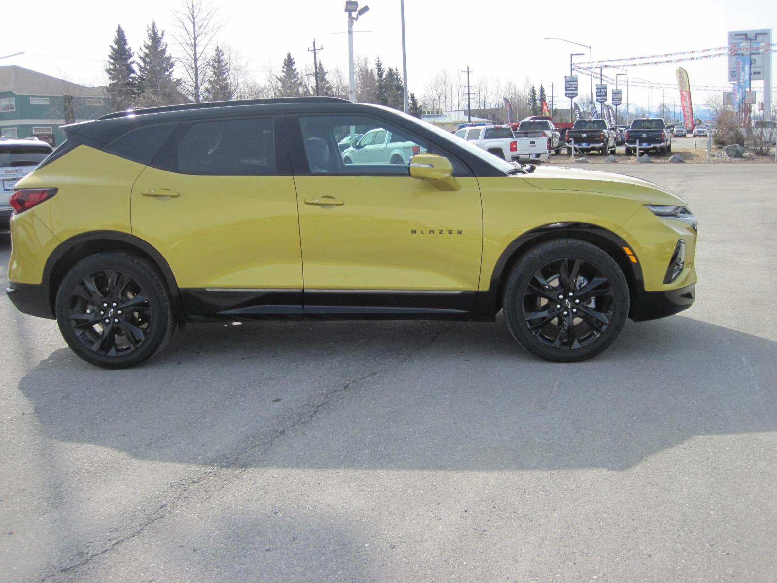 2022 YELLOW /black Chevrolet Blazer RS AWD (3GNKBKRS4NS) with an 3.6L V6 DOHC 24V engine, 9A transmission, located at 9530 Old Seward Highway, Anchorage, AK, 99515, (907) 349-3343, 61.134140, -149.865570 - Photo #2