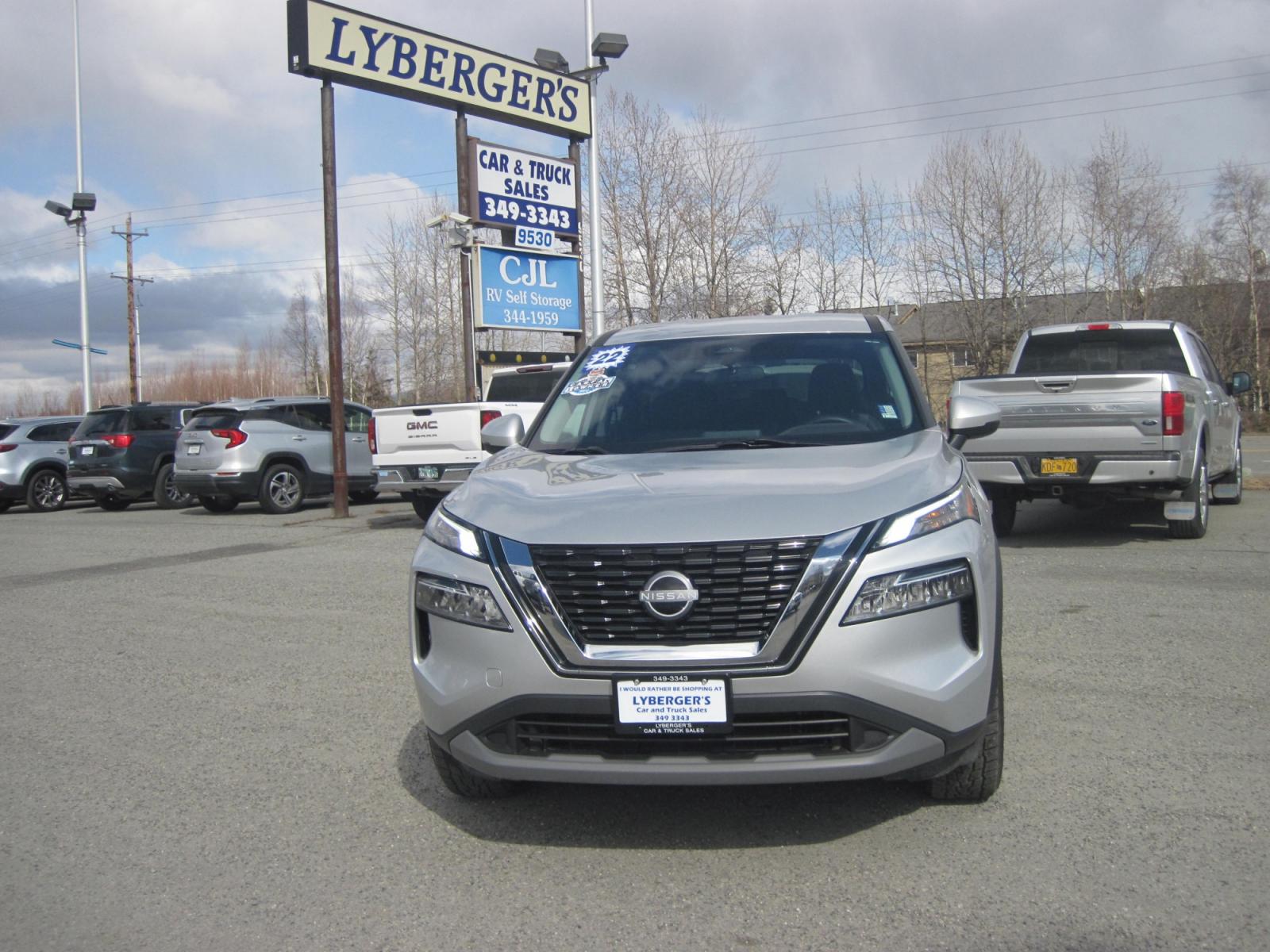 2022 silver /gray Nissan Rogue SV AWD (5N1BT3BB9NC) with an 2.5L L4 DOHC 16V engine, CVT transmission, located at 9530 Old Seward Highway, Anchorage, AK, 99515, (907) 349-3343, 61.134140, -149.865570 - Photo #1