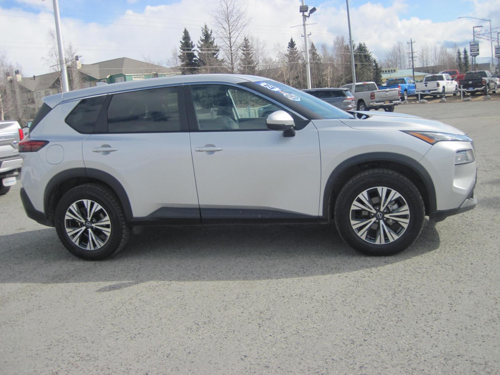 2022 silver /gray Nissan Rogue SV AWD (5N1BT3BB9NC) with an 2.5L L4 DOHC 16V engine, CVT transmission, located at 9530 Old Seward Highway, Anchorage, AK, 99515, (907) 349-3343, 61.134140, -149.865570 - Nice Nissan Rogue SV AWD come take a test drive - Photo #2
