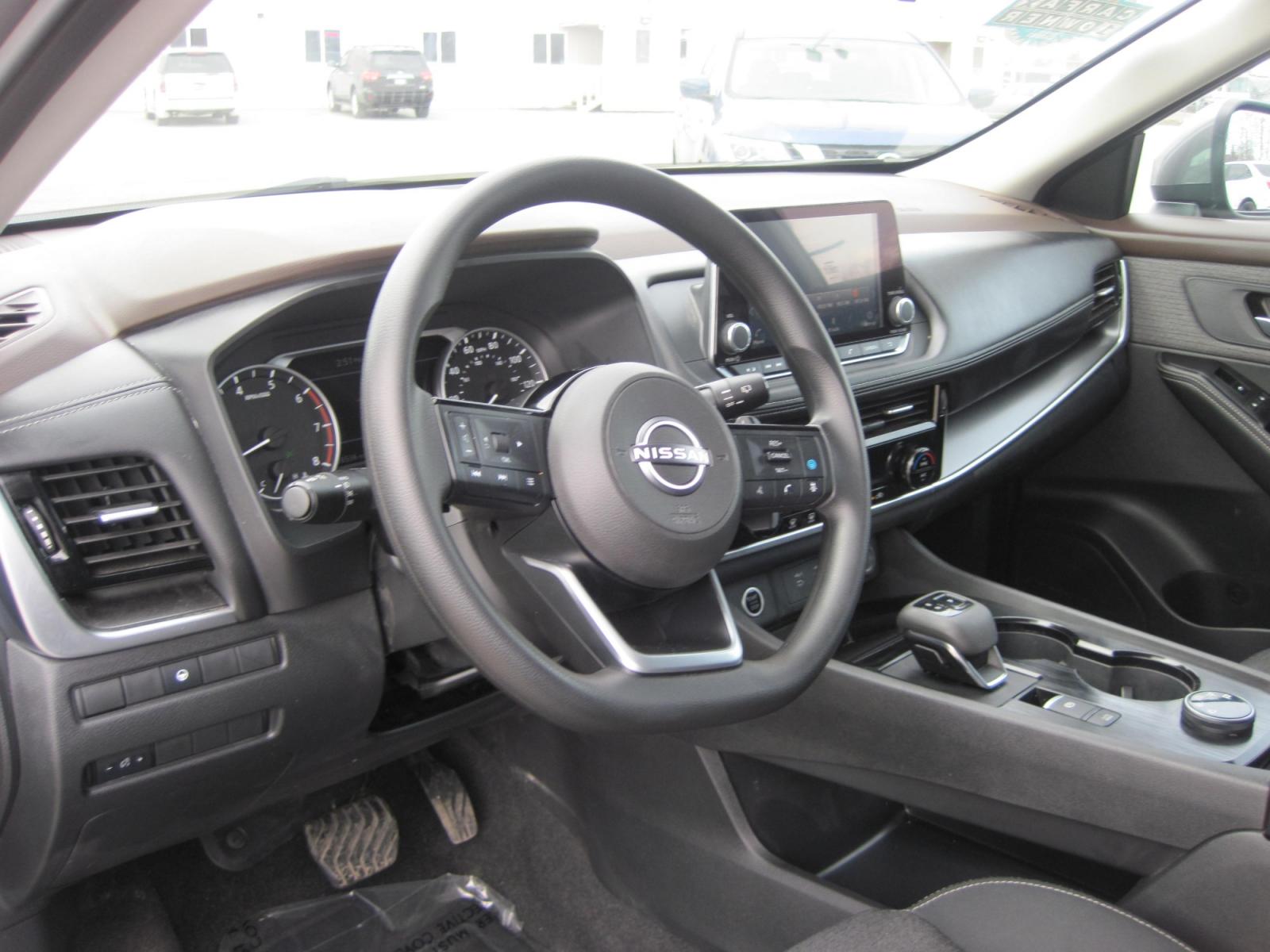 2022 gray /black Nissan Rogue SV AWD (5N1BT3BBXNC) with an 2.5L L4 DOHC 16V engine, CVT transmission, located at 9530 Old Seward Highway, Anchorage, AK, 99515, (907) 349-3343, 61.134140, -149.865570 - Nice Nissan Rogue SV AWD come take a test drive - Photo #8