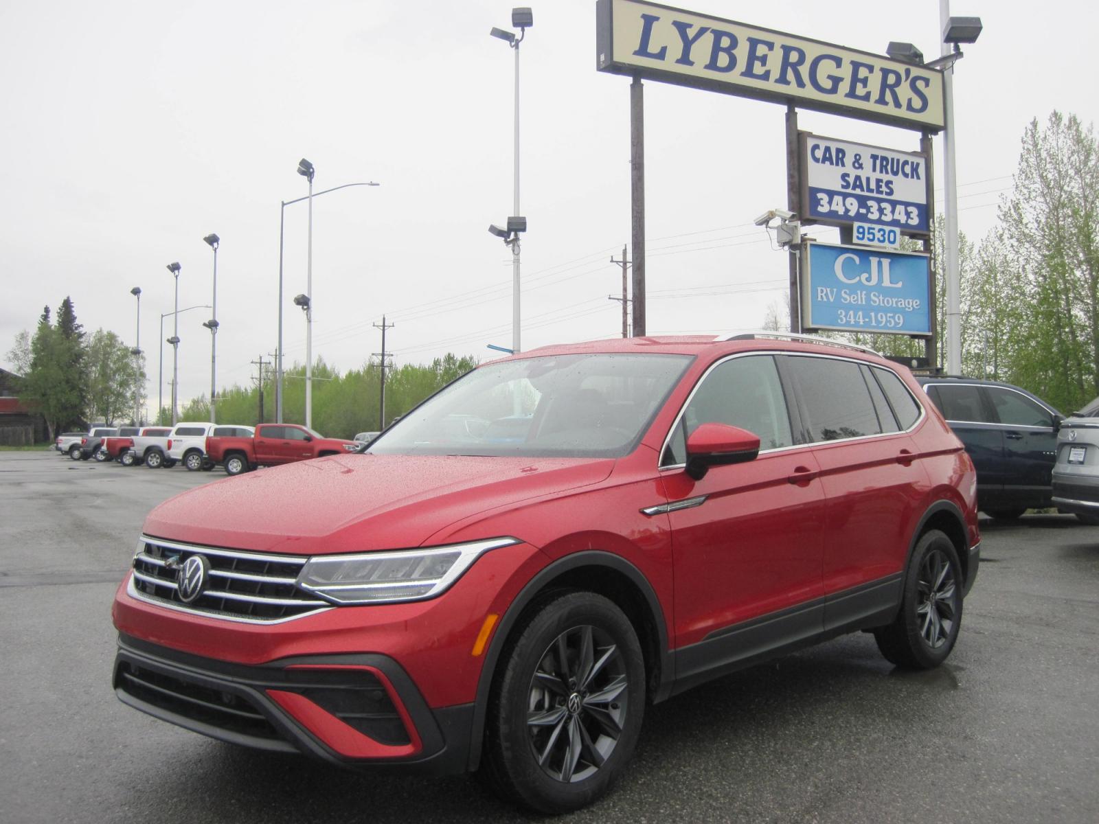 2022 red /black Volkswagen Tiguan SE 4Motion (3VV2B7AX8NM) with an 2.0L L4 DOHC 16V TURBO engine, 8A transmission, located at 9530 Old Seward Highway, Anchorage, AK, 99515, (907) 349-3343, 61.134140, -149.865570 - Photo #0