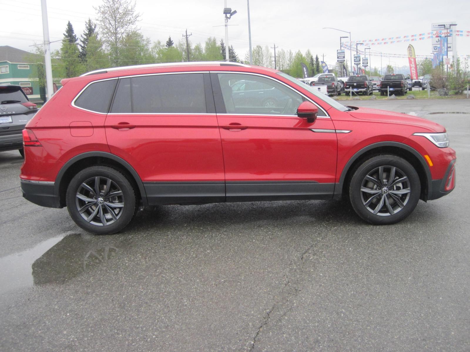 2022 red /black Volkswagen Tiguan SE 4Motion (3VV2B7AX8NM) with an 2.0L L4 DOHC 16V TURBO engine, 8A transmission, located at 9530 Old Seward Highway, Anchorage, AK, 99515, (907) 349-3343, 61.134140, -149.865570 - Photo #2