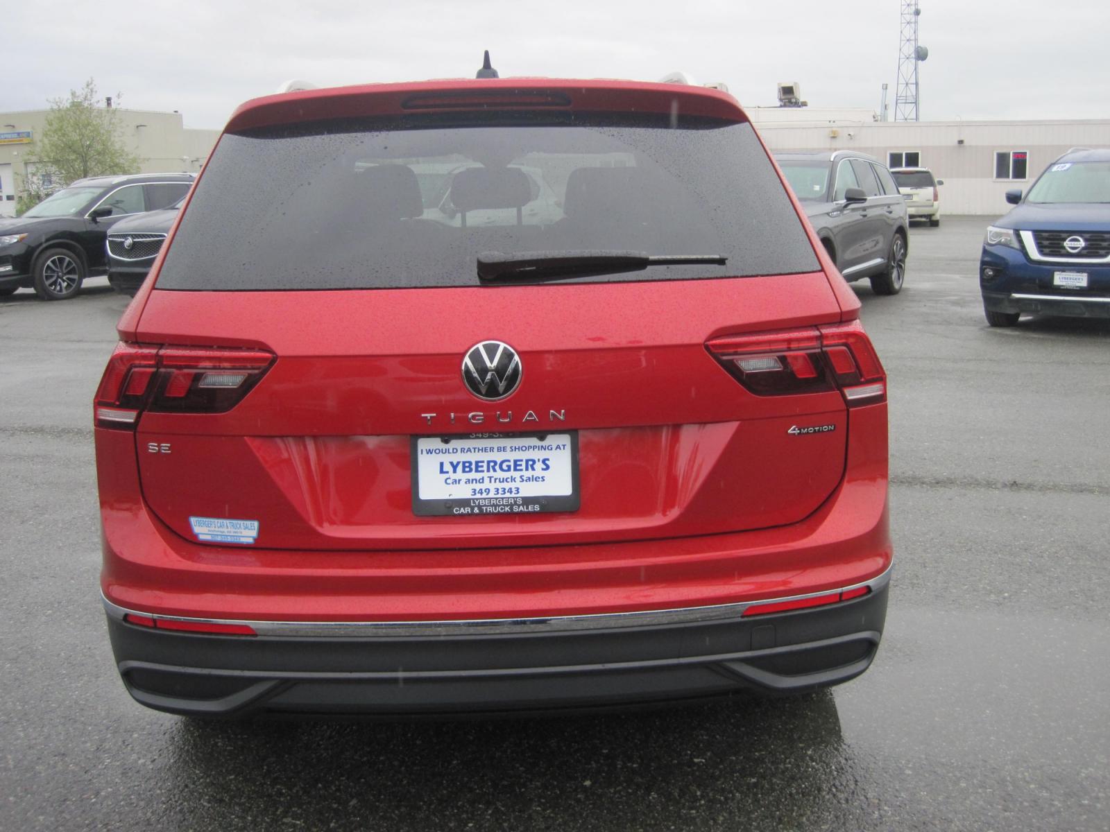 2022 red /black Volkswagen Tiguan SE 4Motion (3VV2B7AX8NM) with an 2.0L L4 DOHC 16V TURBO engine, 8A transmission, located at 9530 Old Seward Highway, Anchorage, AK, 99515, (907) 349-3343, 61.134140, -149.865570 - Nice low miles on this Volkswagen Tiguan SE 4motion come take a test drive - Photo #3
