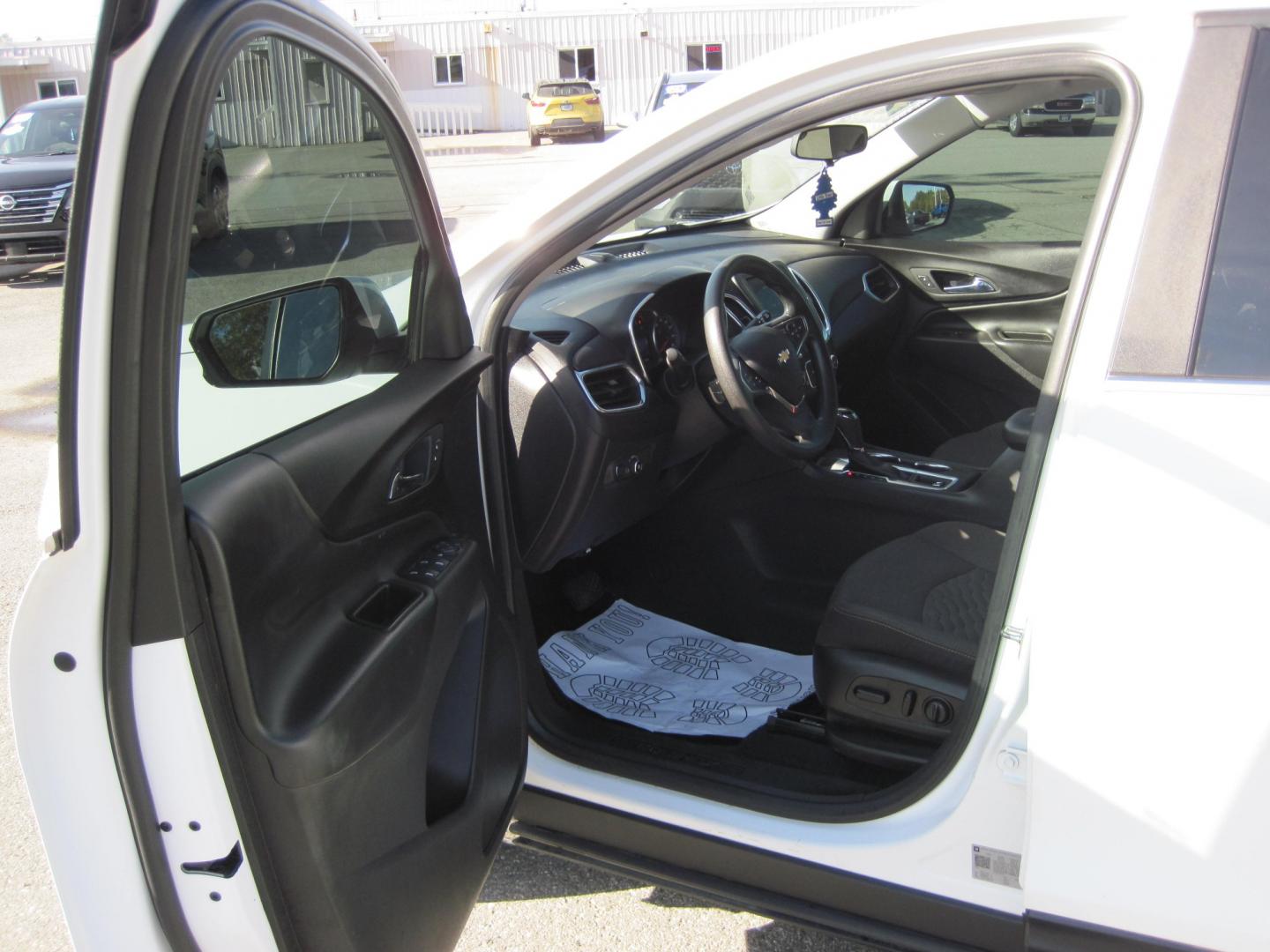 2021 white /black Chevrolet Equinox LT AWD (3GNAXTEV6MS) with an 1.5L L4 DOHC 16V TURBO engine, 6A transmission, located at 9530 Old Seward Highway, Anchorage, AK, 99515, (907) 349-3343, 61.134140, -149.865570 - Nice Chevrolet Equinox AWD come take a test drive- Photo#9