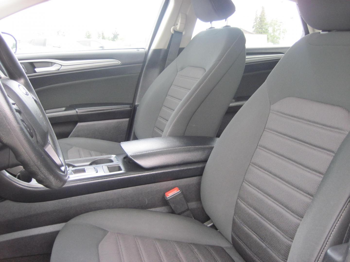 2019 blue /black Ford Fusion SE AWD (3FA6P0T94KR) with an 2.0L L4 DOHC 16V engine, 6-Speed Automatic transmission, located at 9530 Old Seward Highway, Anchorage, AK, 99515, (907) 349-3343, 61.134140, -149.865570 - Photo#9