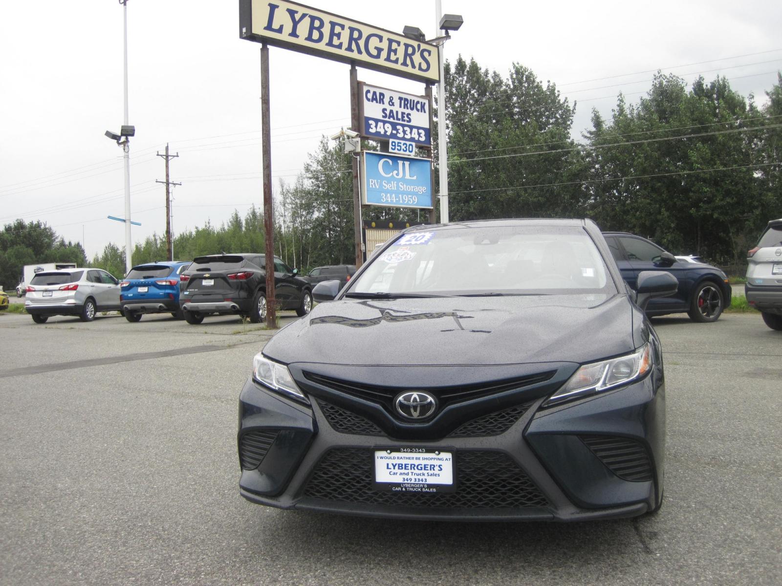 2020 black /black Toyota Camry SE (4T1G11AK9LU) with an 2.5L L4 DOHC 16V engine, located at 9530 Old Seward Highway, Anchorage, AK, 99515, (907) 349-3343, 61.134140, -149.865570 - Nice Toyota Camry SE come take a test drive. - Photo #1