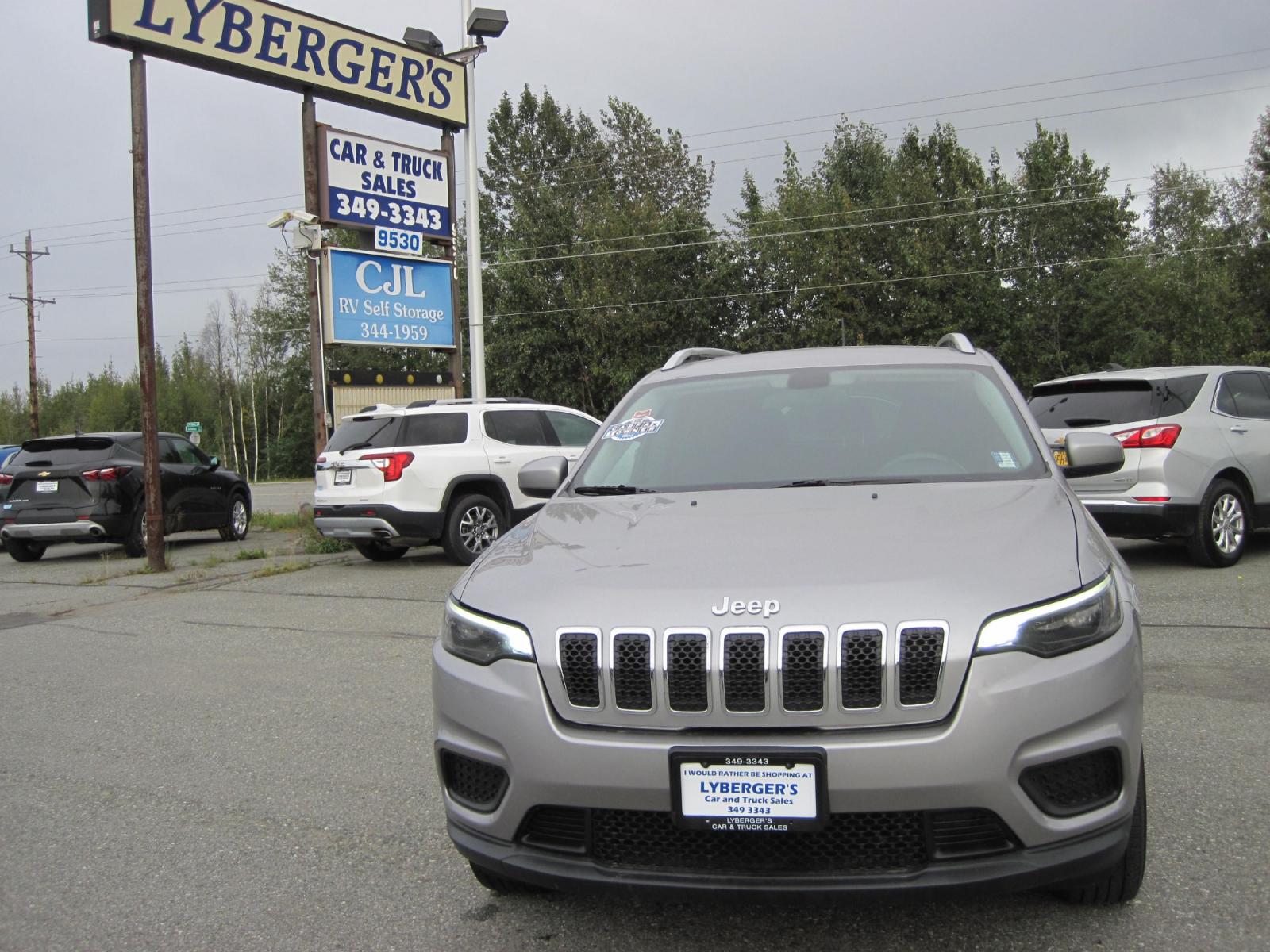 2020 silver /black Jeep Cherokee Latitude 4WD (1C4PJMCBXLD) with an 2.4L L4 DOHC 16V engine, 9A transmission, located at 9530 Old Seward Highway, Anchorage, AK, 99515, (907) 349-3343, 61.134140, -149.865570 - Nice Jeep Cherokee Latitude AWD come take a test drive - Photo #3