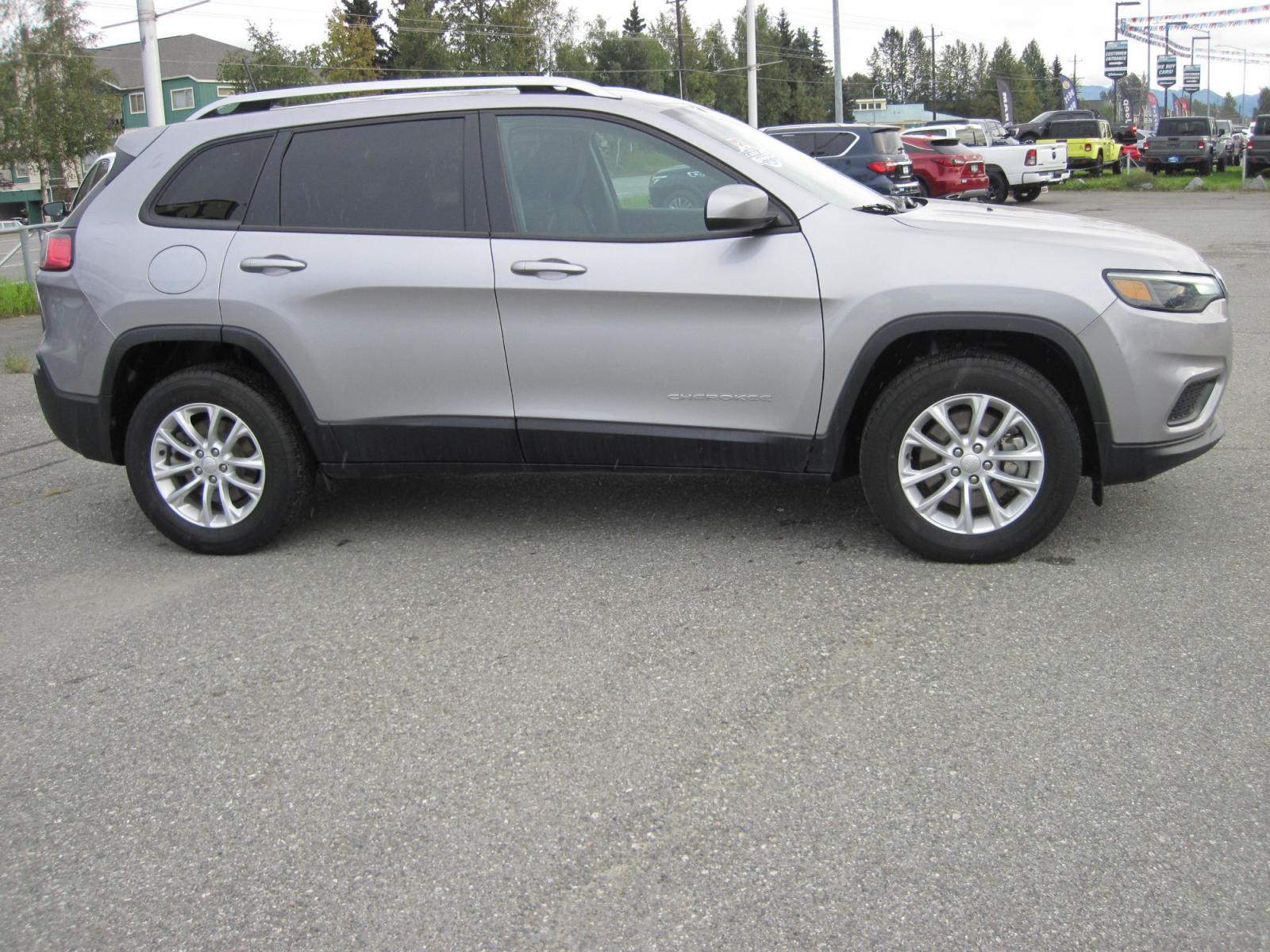 2020 silver /black Jeep Cherokee Latitude 4WD (1C4PJMCBXLD) with an 2.4L L4 DOHC 16V engine, 9A transmission, located at 9530 Old Seward Highway, Anchorage, AK, 99515, (907) 349-3343, 61.134140, -149.865570 - Nice Jeep Cherokee Latitude AWD come take a test drive - Photo #4