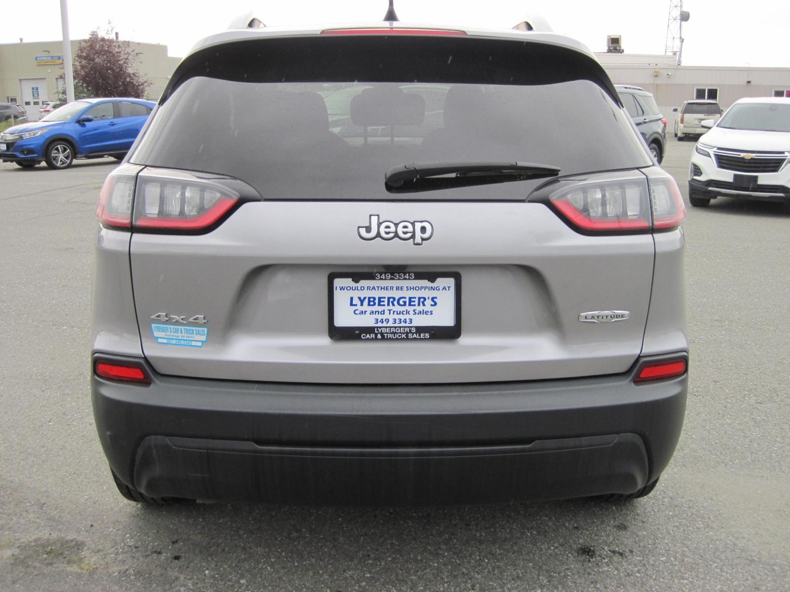 2020 silver /black Jeep Cherokee Latitude 4WD (1C4PJMCBXLD) with an 2.4L L4 DOHC 16V engine, 9A transmission, located at 9530 Old Seward Highway, Anchorage, AK, 99515, (907) 349-3343, 61.134140, -149.865570 - Nice Jeep Cherokee Latitude AWD come take a test drive - Photo #5