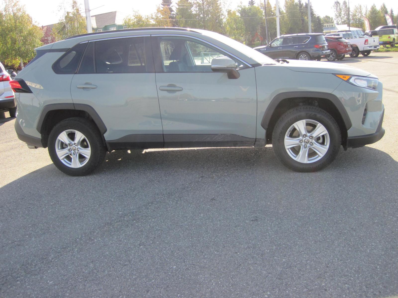 2021 gray /gray Toyota RAV4 XLE AWD (2T3P1RFV5MW) with an 2.5L L4 DOHC 16V engine, 8A transmission, located at 9530 Old Seward Highway, Anchorage, AK, 99515, (907) 349-3343, 61.134140, -149.865570 - Photo #3