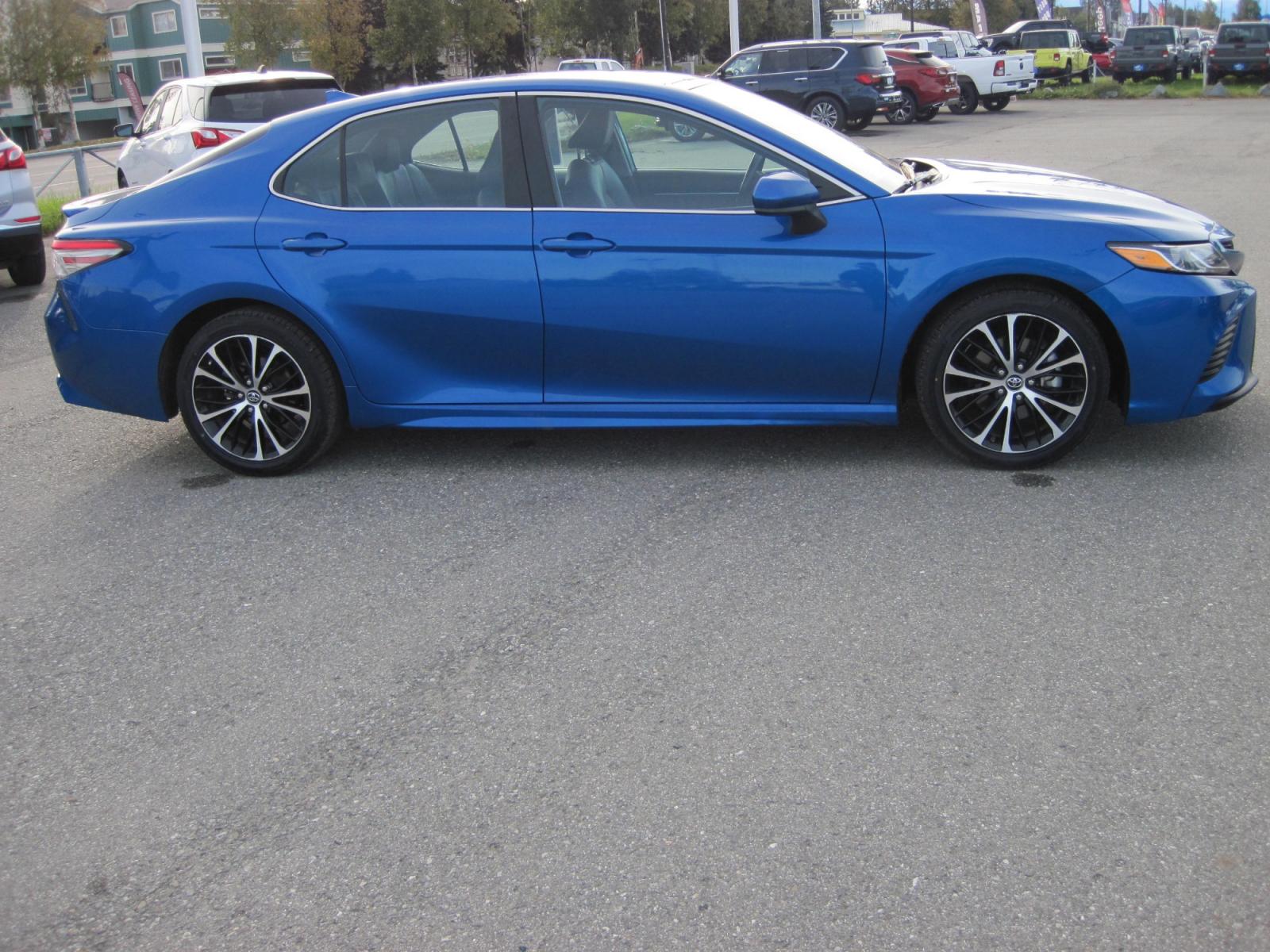 2019 blue /black Toyota Camry LE (4T1B11HK0KU) with an 2.5L L4 DOHC 16V engine, 8A transmission, located at 9530 Old Seward Highway, Anchorage, AK, 99515, (907) 349-3343, 61.134140, -149.865570 - Nice Toyota Camry LE come take a test drive - Photo #3