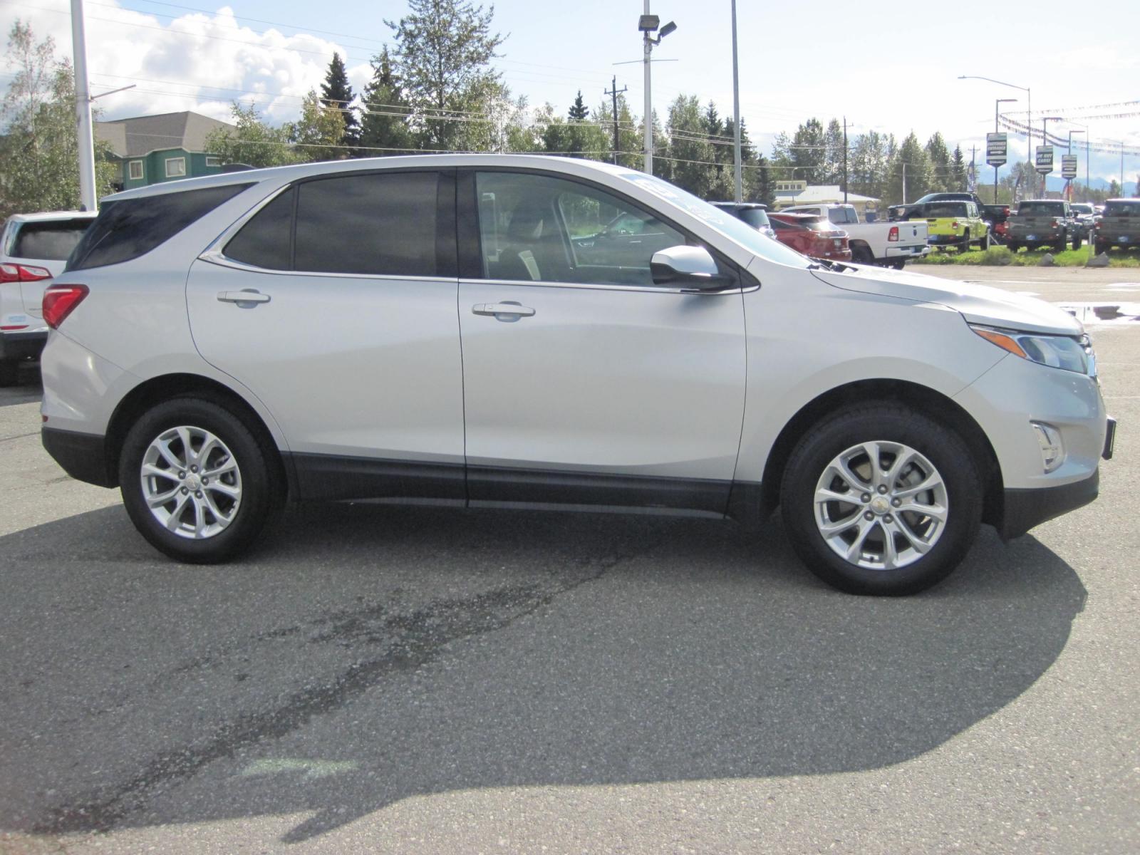 2020 silver /black Chevrolet Equinox LT AWD (2GNAXUEV1L6) with an 1.5L L4 DOHC 16V TURBO engine, 6A transmission, located at 9530 Old Seward Highway, Anchorage, AK, 99515, (907) 349-3343, 61.134140, -149.865570 - Nice Chevrolet Equinox LT AWD come take a test drive - Photo #3