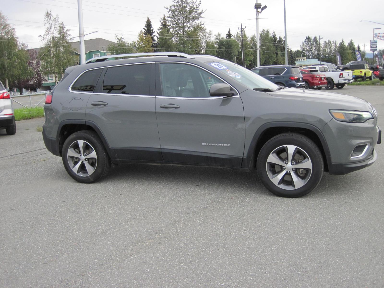 2020 gray /black Jeep Cherokee Limited 4WD (1C4PJMDX9LD) with an 3.2L V6 DOHC 24V engine, 9A transmission, located at 9530 Old Seward Highway, Anchorage, AK, 99515, (907) 349-3343, 61.134140, -149.865570 - Nice Jeep Cherokee Limited come take a test drive - Photo #3