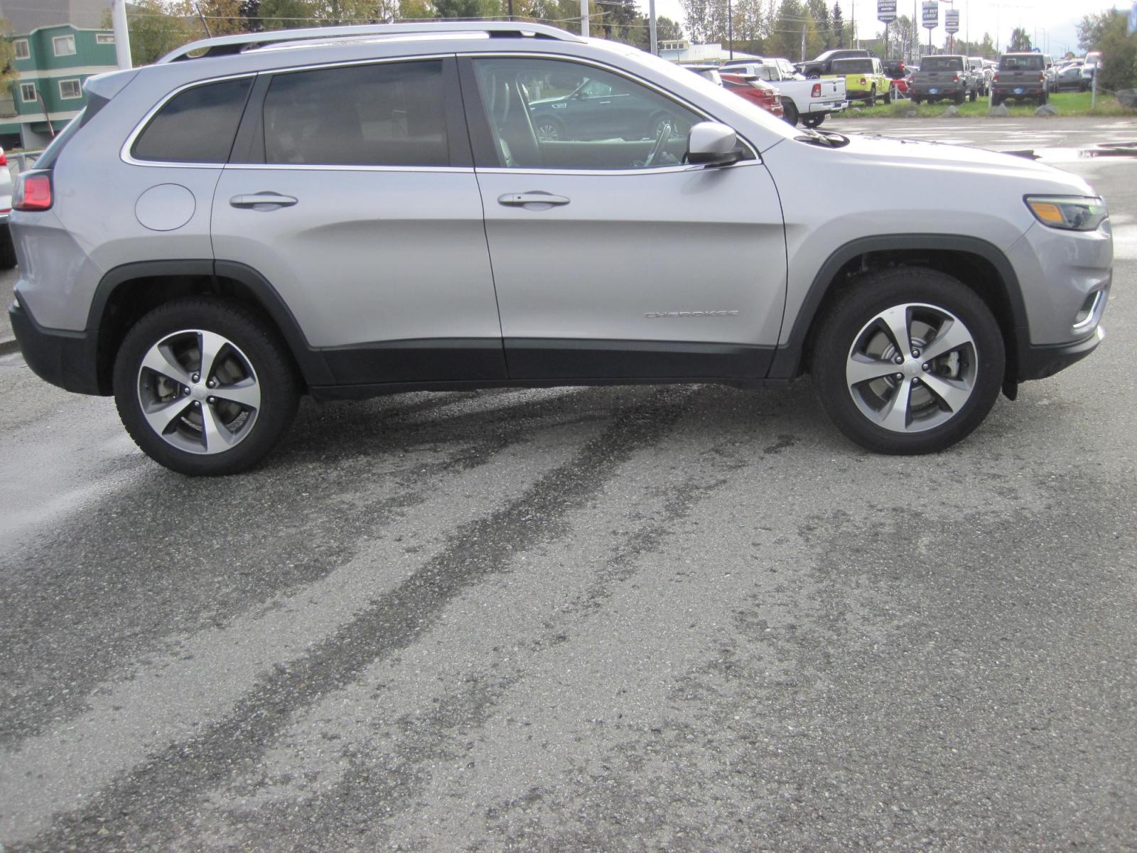 2020 silver /black Jeep Cherokee Limited 4WD (1C4PJMDX8LD) with an 3.2L V6 DOHC 24V engine, 9A transmission, located at 9530 Old Seward Highway, Anchorage, AK, 99515, (907) 349-3343, 61.134140, -149.865570 - Nice Jeep Cherokee Limited 4WD come take a test drive - Photo #3