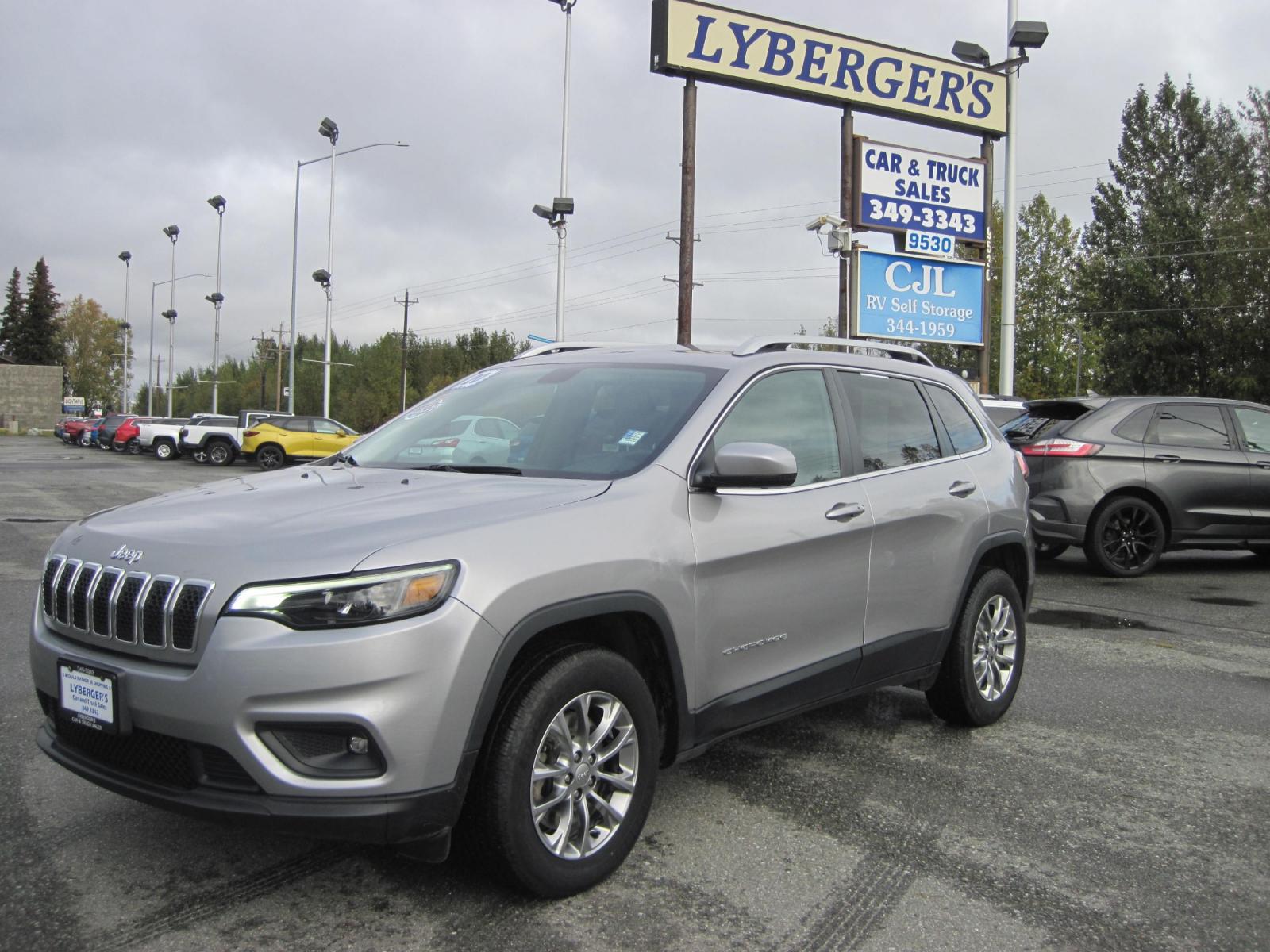 2020 silver /black Jeep Cherokee Latitude Plus 4WD (1C4PJMLB8LD) with an 2.4L L4 DOHC 16V engine, 9A transmission, located at 9530 Old Seward Highway, Anchorage, AK, 99515, (907) 349-3343, 61.134140, -149.865570 - Photo #1