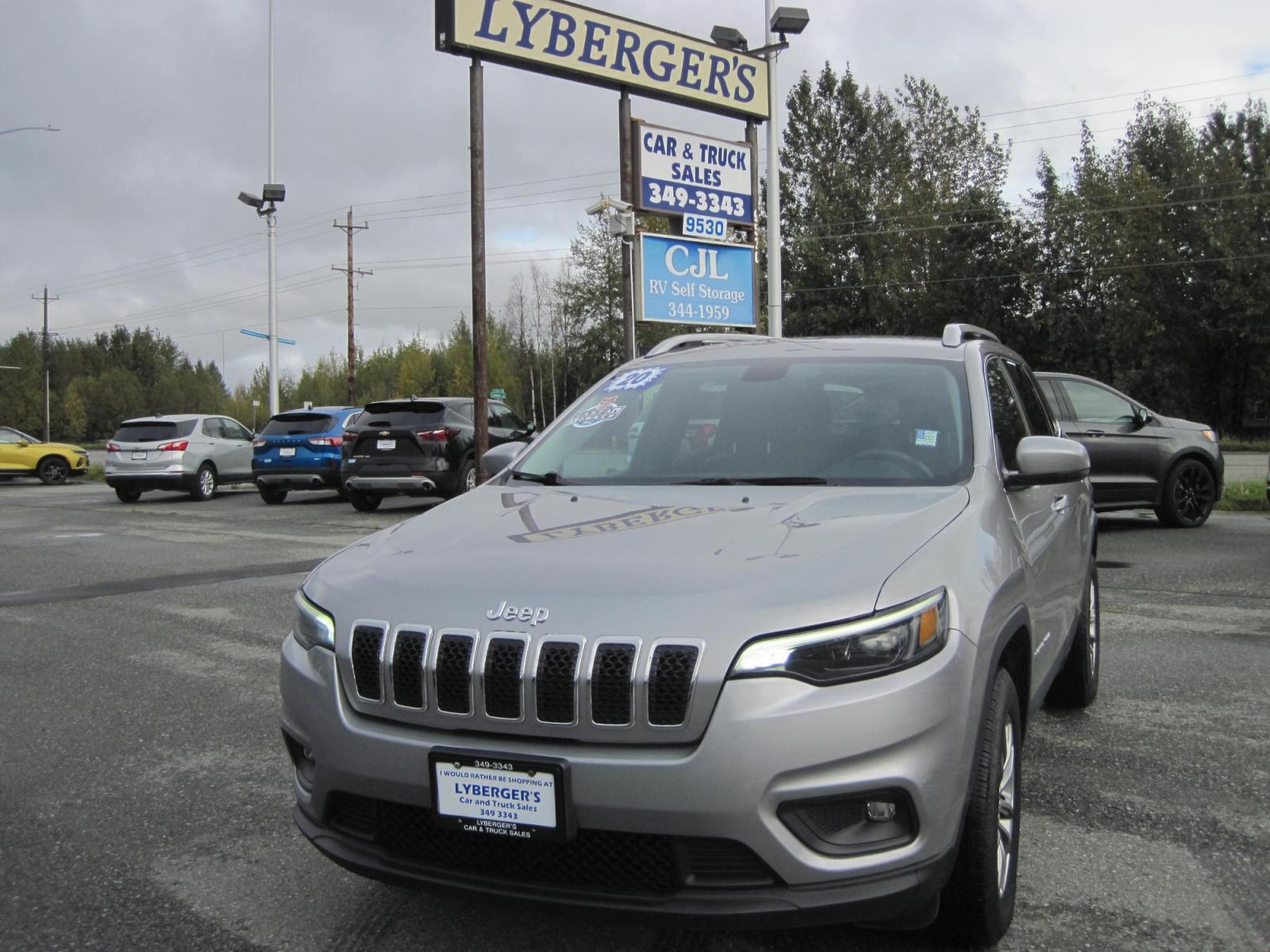 2020 silver /black Jeep Cherokee Latitude Plus 4WD (1C4PJMLB8LD) with an 2.4L L4 DOHC 16V engine, 9A transmission, located at 9530 Old Seward Highway, Anchorage, AK, 99515, (907) 349-3343, 61.134140, -149.865570 - Photo #2