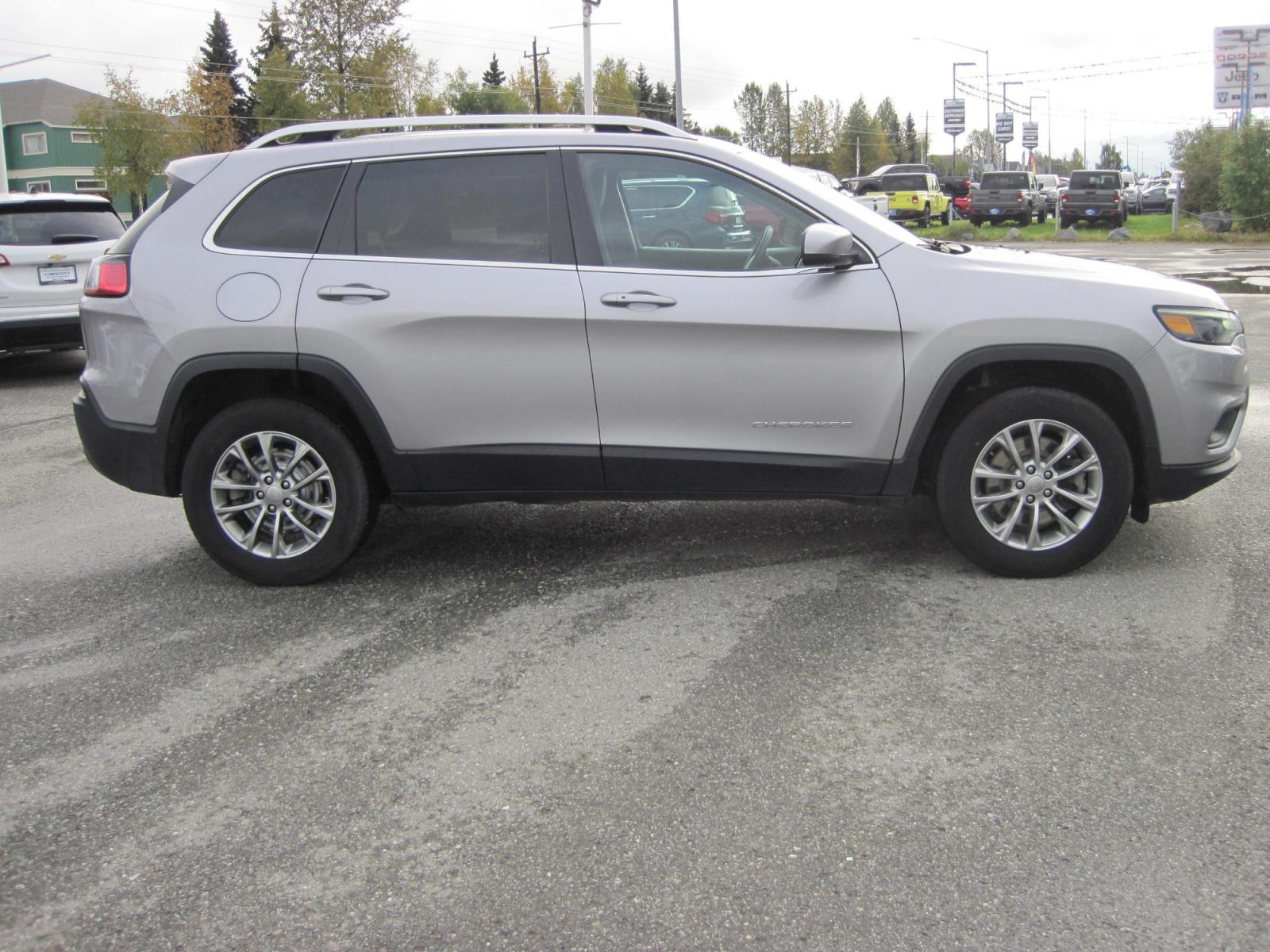 2020 silver /black Jeep Cherokee Latitude Plus 4WD (1C4PJMLB8LD) with an 2.4L L4 DOHC 16V engine, 9A transmission, located at 9530 Old Seward Highway, Anchorage, AK, 99515, (907) 349-3343, 61.134140, -149.865570 - Photo #3