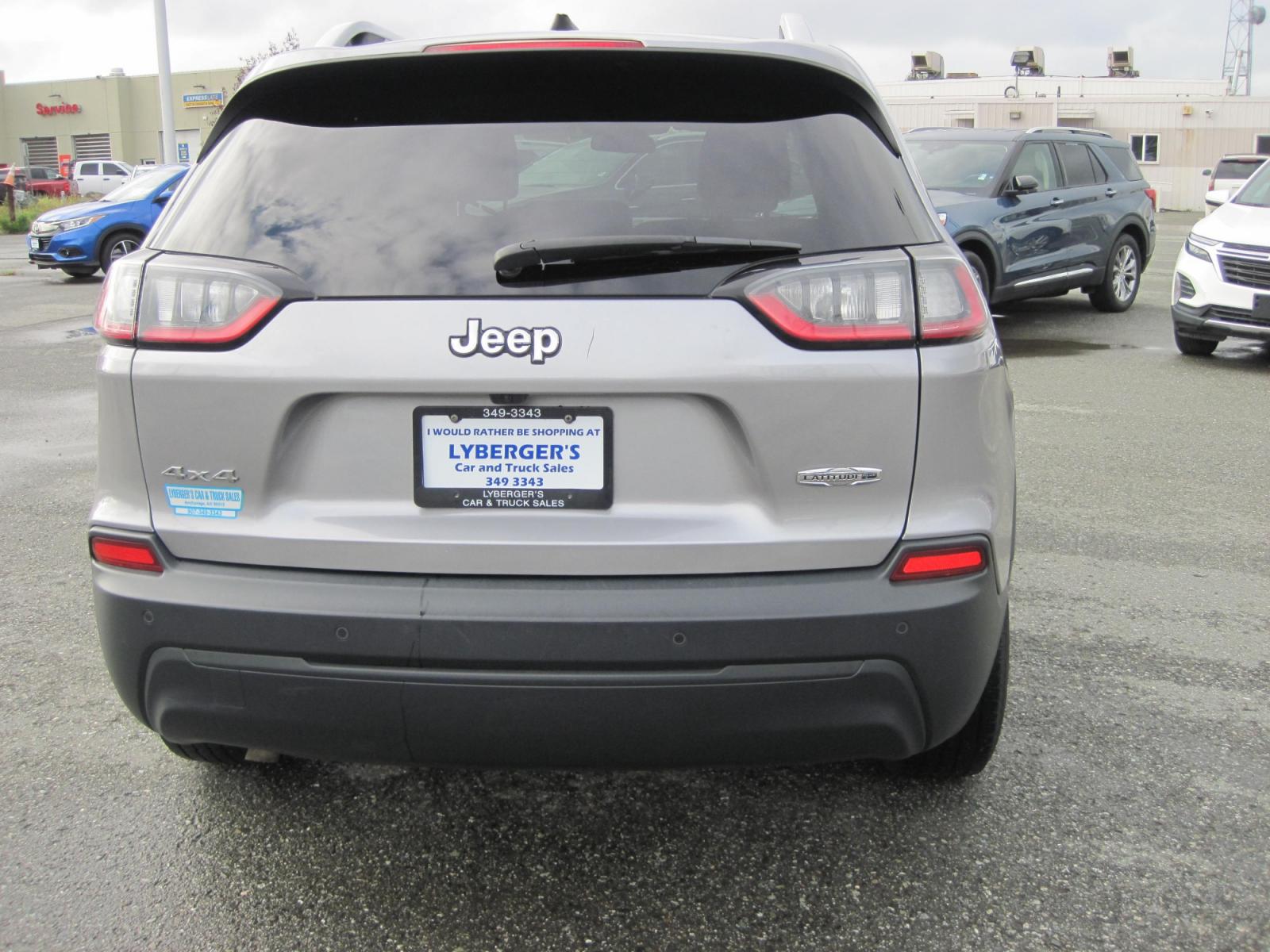 2020 silver /black Jeep Cherokee Latitude Plus 4WD (1C4PJMLB8LD) with an 2.4L L4 DOHC 16V engine, 9A transmission, located at 9530 Old Seward Highway, Anchorage, AK, 99515, (907) 349-3343, 61.134140, -149.865570 - Photo #4
