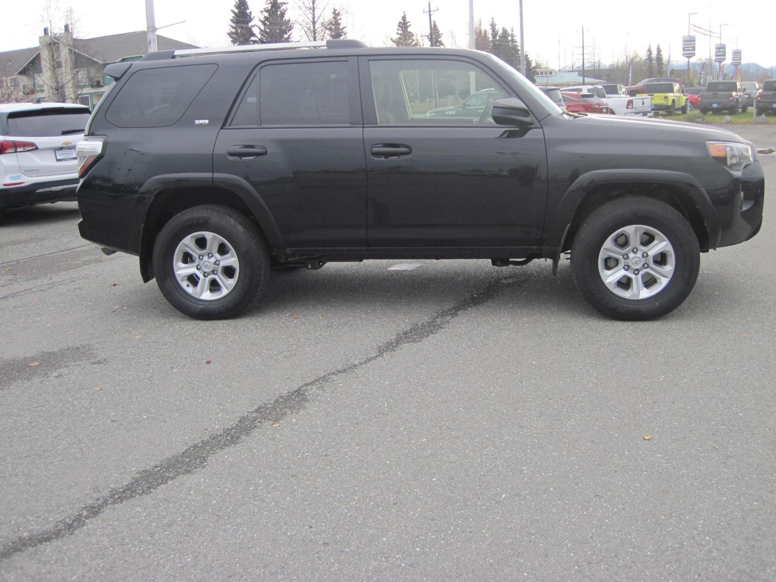 2021 black /black Toyota 4Runner SR5 4WD (JTEMU5JR0M5) with an 4.0L V6 DOHC 24V engine, 5A transmission, located at 9530 Old Seward Highway, Anchorage, AK, 99515, (907) 349-3343, 61.134140, -149.865570 - Nice Toyota 4 Runner SR5 4wd with third row and tow package come take a test drive - Photo #3