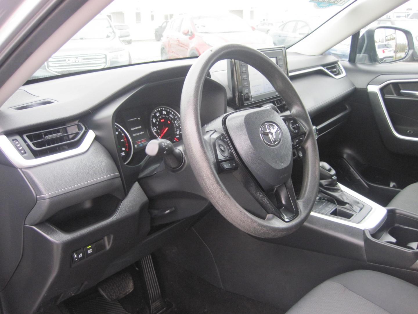 2021 silver /black Toyota RAV4 XLE AWD (2T3P1RFV3MW) with an 2.5L L4 DOHC 16V engine, 8A transmission, located at 9530 Old Seward Highway, Anchorage, AK, 99515, (907) 349-3343, 61.134140, -149.865570 - Photo#9
