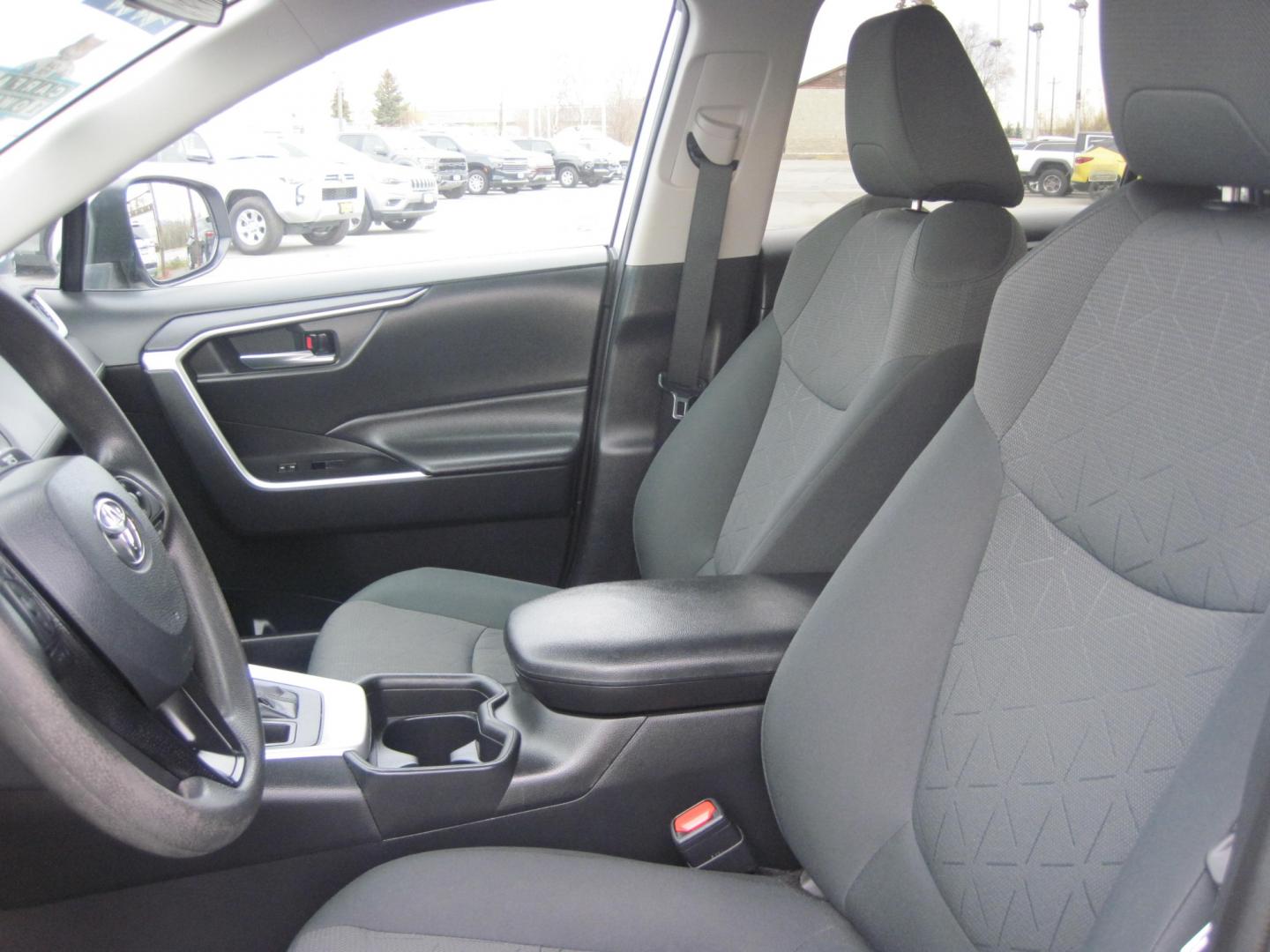 2021 silver /black Toyota RAV4 XLE AWD (2T3P1RFV3MW) with an 2.5L L4 DOHC 16V engine, 8A transmission, located at 9530 Old Seward Highway, Anchorage, AK, 99515, (907) 349-3343, 61.134140, -149.865570 - Photo#10