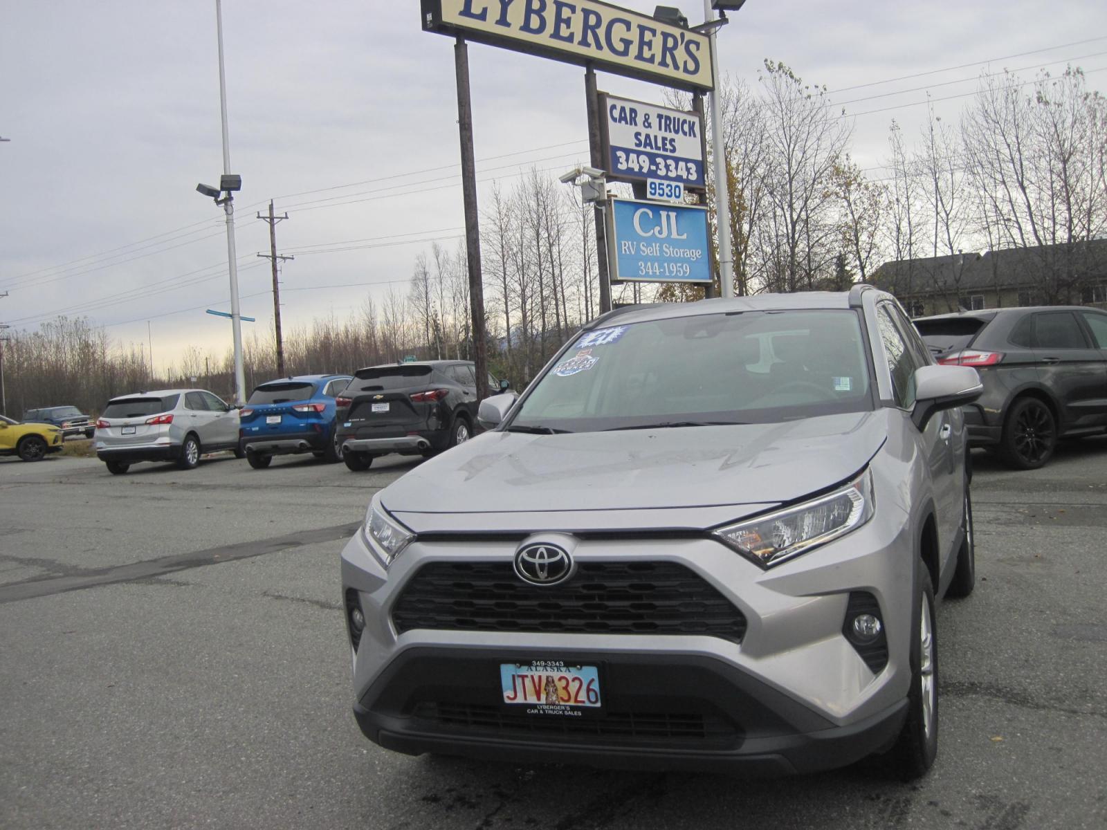 2021 silver /black Toyota RAV4 XLE AWD (2T3P1RFV3MW) with an 2.5L L4 DOHC 16V engine, 8A transmission, located at 9530 Old Seward Highway, Anchorage, AK, 99515, (907) 349-3343, 61.134140, -149.865570 - Nice Toyota Rav4 XLE AWD come take a test drive. - Photo #2