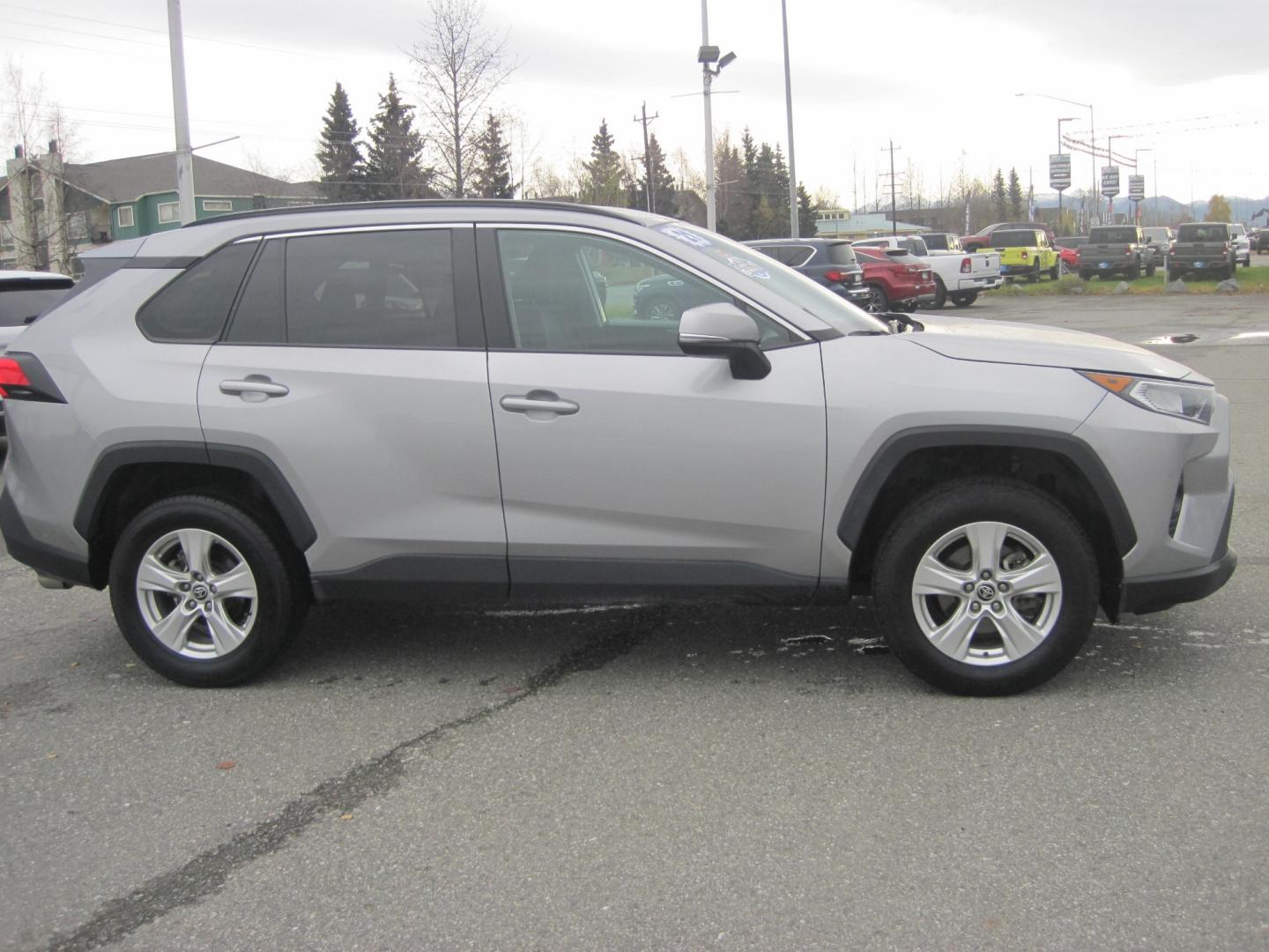 2021 silver /black Toyota RAV4 XLE AWD (2T3P1RFV3MW) with an 2.5L L4 DOHC 16V engine, 8A transmission, located at 9530 Old Seward Highway, Anchorage, AK, 99515, (907) 349-3343, 61.134140, -149.865570 - Photo#2