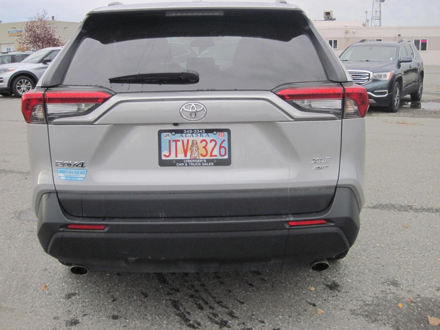 2021 silver /black Toyota RAV4 XLE AWD (2T3P1RFV3MW) with an 2.5L L4 DOHC 16V engine, 8A transmission, located at 9530 Old Seward Highway, Anchorage, AK, 99515, (907) 349-3343, 61.134140, -149.865570 - Photo#3