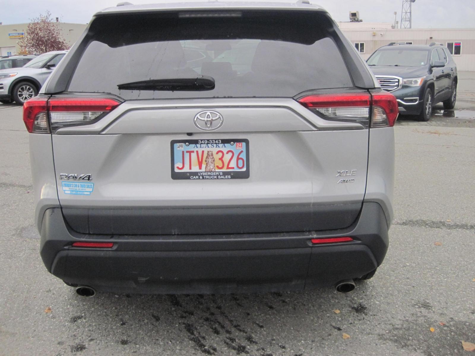 2021 silver /black Toyota RAV4 XLE AWD (2T3P1RFV3MW) with an 2.5L L4 DOHC 16V engine, 8A transmission, located at 9530 Old Seward Highway, Anchorage, AK, 99515, (907) 349-3343, 61.134140, -149.865570 - Nice Toyota Rav4 XLE AWD come take a test drive. - Photo #4