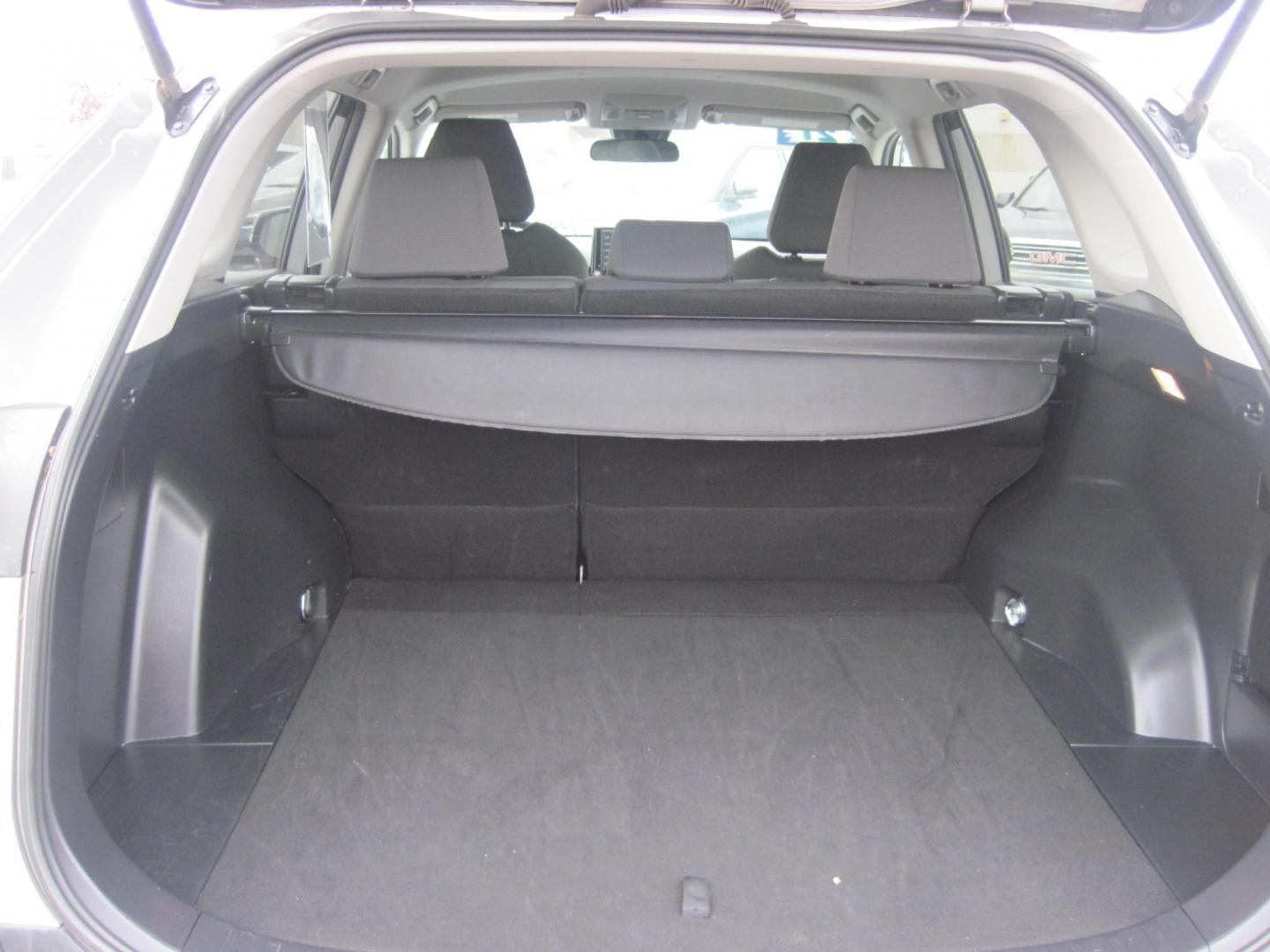 2021 silver /black Toyota RAV4 XLE AWD (2T3P1RFV3MW) with an 2.5L L4 DOHC 16V engine, 8A transmission, located at 9530 Old Seward Highway, Anchorage, AK, 99515, (907) 349-3343, 61.134140, -149.865570 - Photo#5