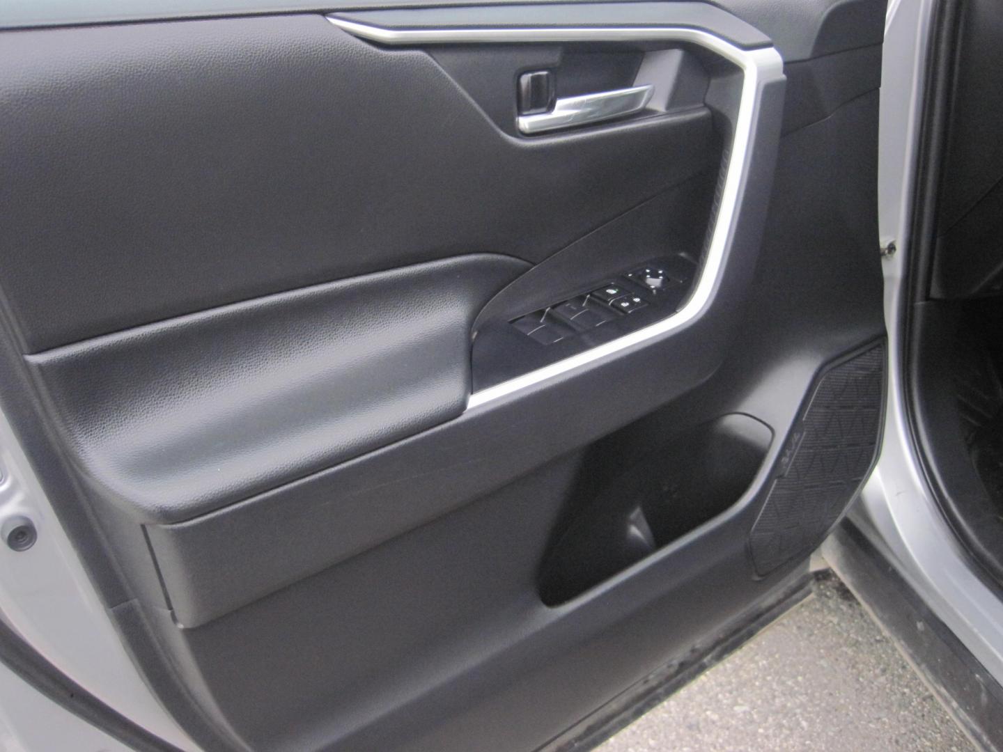 2021 silver /black Toyota RAV4 XLE AWD (2T3P1RFV3MW) with an 2.5L L4 DOHC 16V engine, 8A transmission, located at 9530 Old Seward Highway, Anchorage, AK, 99515, (907) 349-3343, 61.134140, -149.865570 - Photo#8