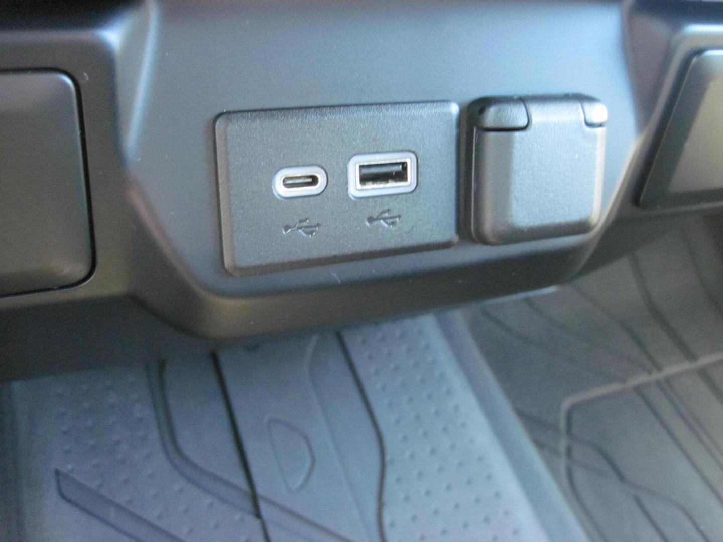 2021 gray /gray Chevrolet Silverado 1500 LT Crew Cab 4WD (1GCUYDED5MZ) with an 5.3L V8 OHV 16V engine, 6A transmission, located at 9530 Old Seward Highway, Anchorage, AK, 99515, (907) 349-3343, 61.134140, -149.865570 - Nice Chevrolet Silverado come take a test drive. - Photo#17