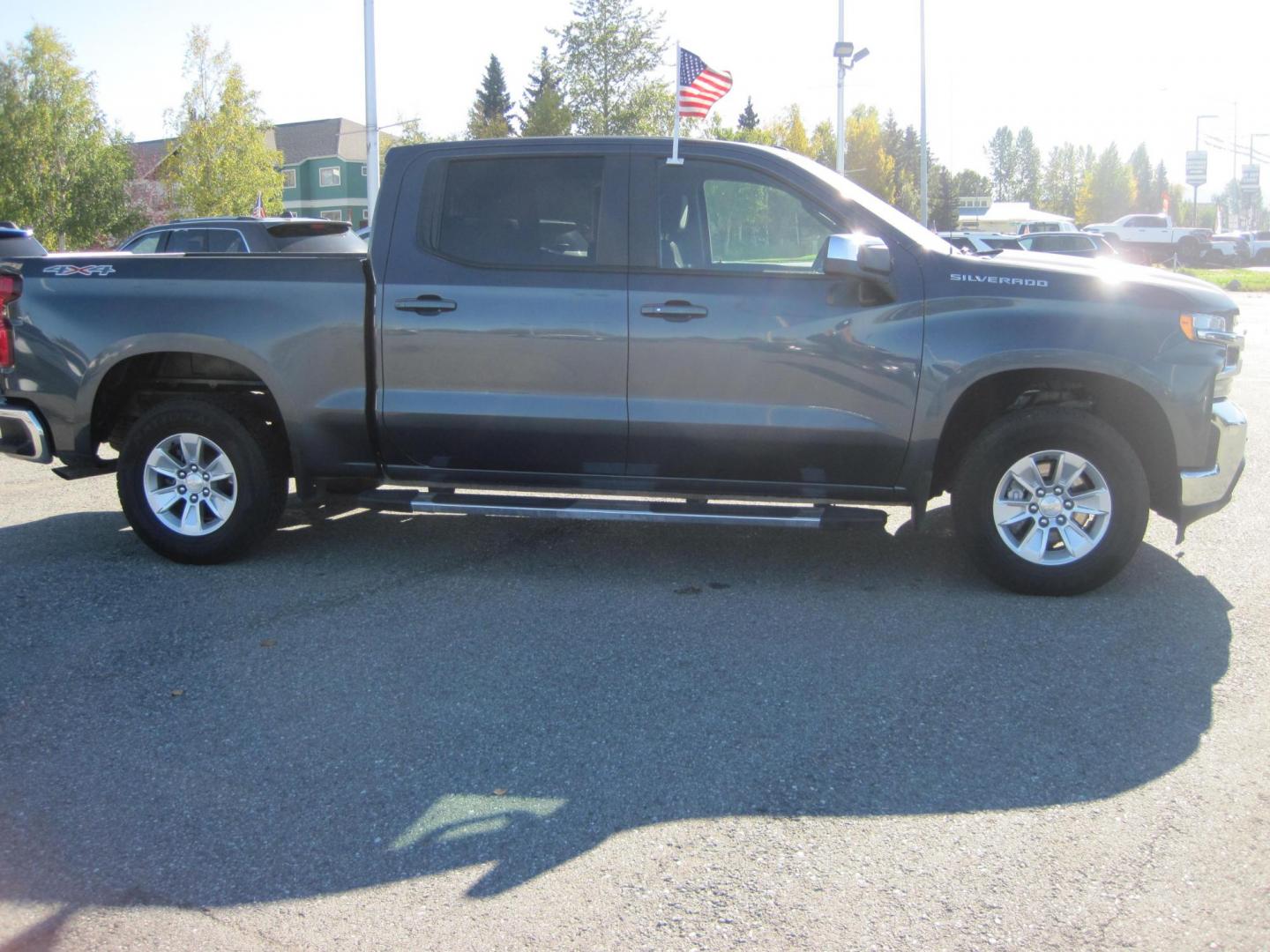 2021 gray /gray Chevrolet Silverado 1500 LT Crew Cab 4WD (1GCUYDED5MZ) with an 5.3L V8 OHV 16V engine, 6A transmission, located at 9530 Old Seward Highway, Anchorage, AK, 99515, (907) 349-3343, 61.134140, -149.865570 - Nice Chevrolet Silverado come take a test drive. - Photo#2
