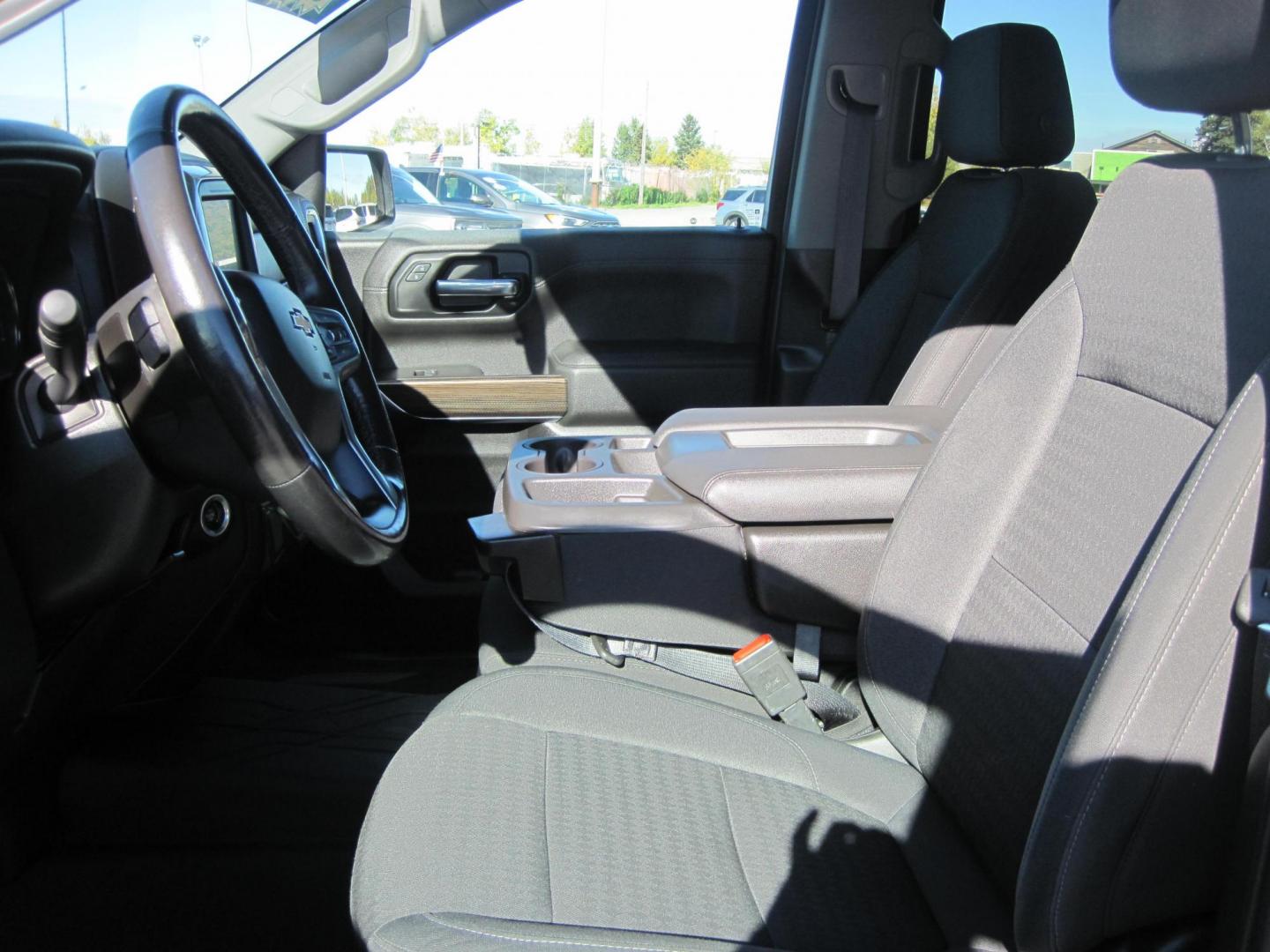 2021 gray /gray Chevrolet Silverado 1500 LT Crew Cab 4WD (1GCUYDED5MZ) with an 5.3L V8 OHV 16V engine, 6A transmission, located at 9530 Old Seward Highway, Anchorage, AK, 99515, (907) 349-3343, 61.134140, -149.865570 - Nice Chevrolet Silverado come take a test drive. - Photo#8
