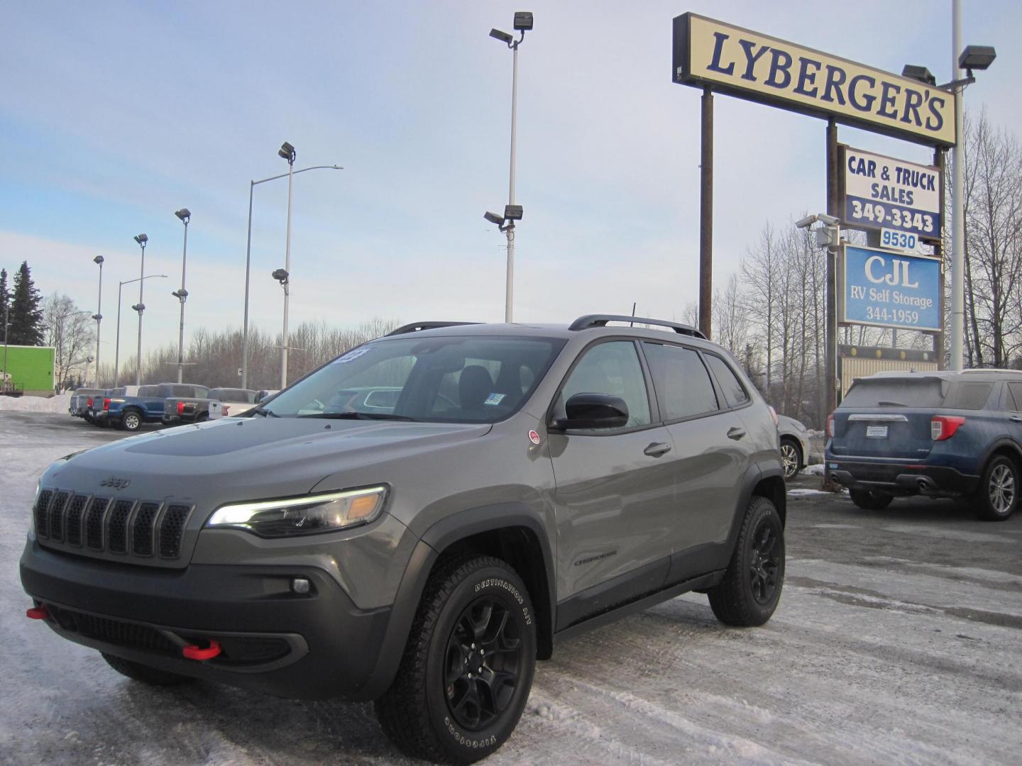 2022 gray /black Jeep Cherokee Trailhawk 4WD (1C4PJMBX9ND) with an 3.2L V6 DOHC 24V engine, 9A transmission, located at 9530 Old Seward Highway, Anchorage, AK, 99515, (907) 349-3343, 61.134140, -149.865570 - Low miles on this Jeep Cherokee Trailhawk come take a test drive - Photo#0