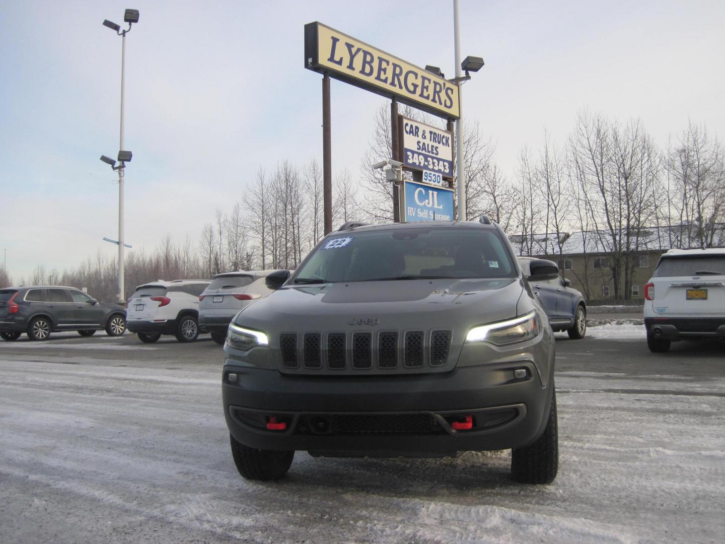 2022 gray /black Jeep Cherokee Trailhawk 4WD (1C4PJMBX9ND) with an 3.2L V6 DOHC 24V engine, 9A transmission, located at 9530 Old Seward Highway, Anchorage, AK, 99515, (907) 349-3343, 61.134140, -149.865570 - Low miles on this Jeep Cherokee Trailhawk come take a test drive - Photo#1