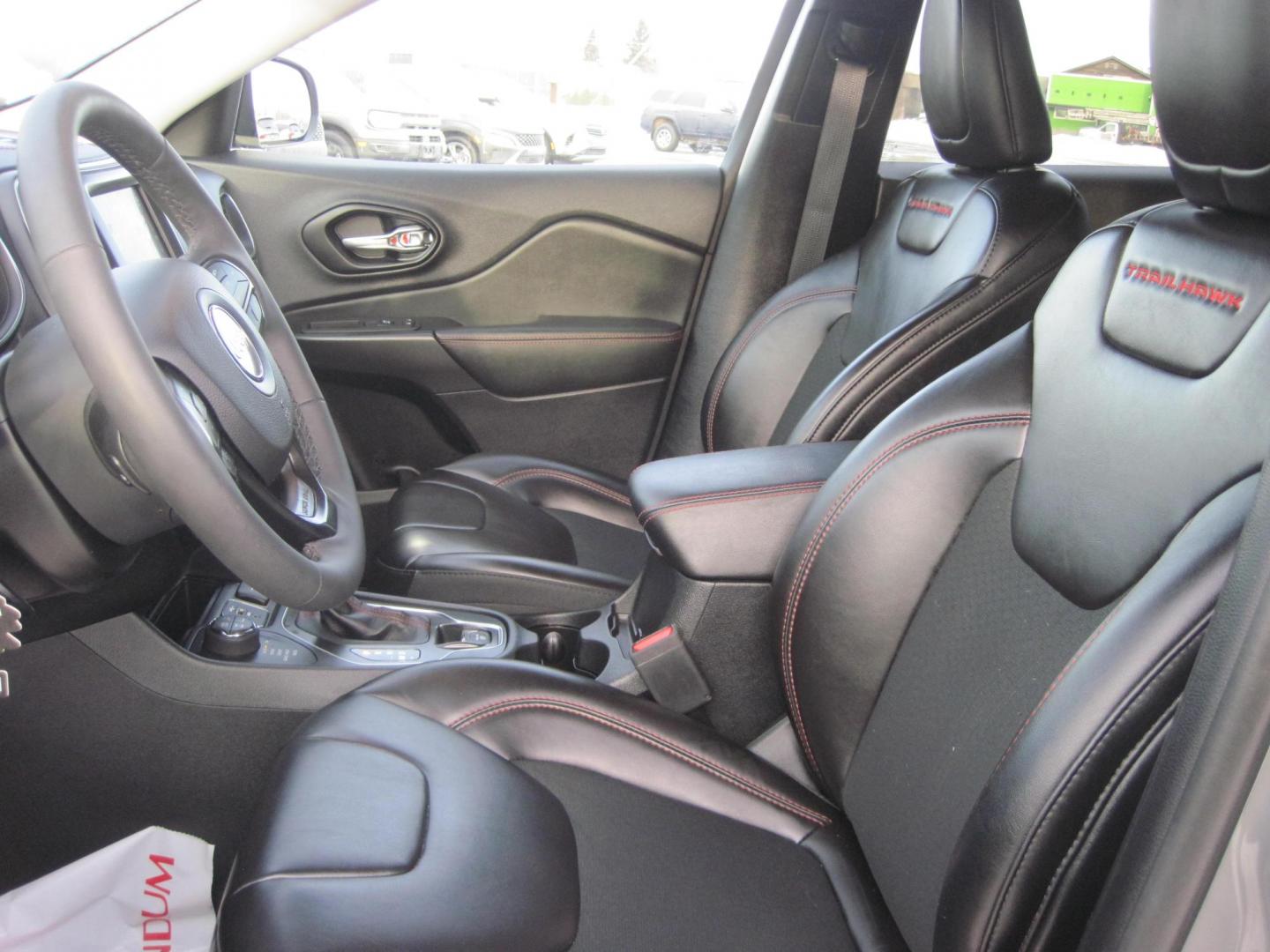2022 gray /black Jeep Cherokee Trailhawk 4WD (1C4PJMBX9ND) with an 3.2L V6 DOHC 24V engine, 9A transmission, located at 9530 Old Seward Highway, Anchorage, AK, 99515, (907) 349-3343, 61.134140, -149.865570 - Low miles on this Jeep Cherokee Trailhawk come take a test drive - Photo#10