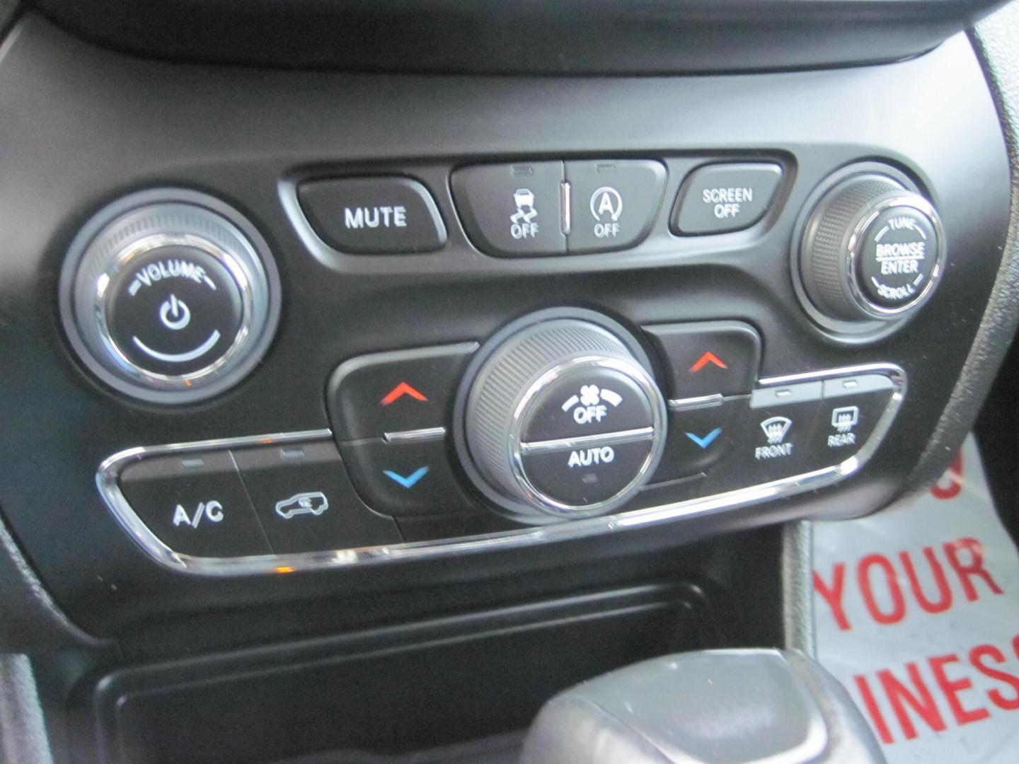 2022 gray /black Jeep Cherokee Trailhawk 4WD (1C4PJMBX9ND) with an 3.2L V6 DOHC 24V engine, 9A transmission, located at 9530 Old Seward Highway, Anchorage, AK, 99515, (907) 349-3343, 61.134140, -149.865570 - Low miles on this Jeep Cherokee Trailhawk come take a test drive - Photo#14