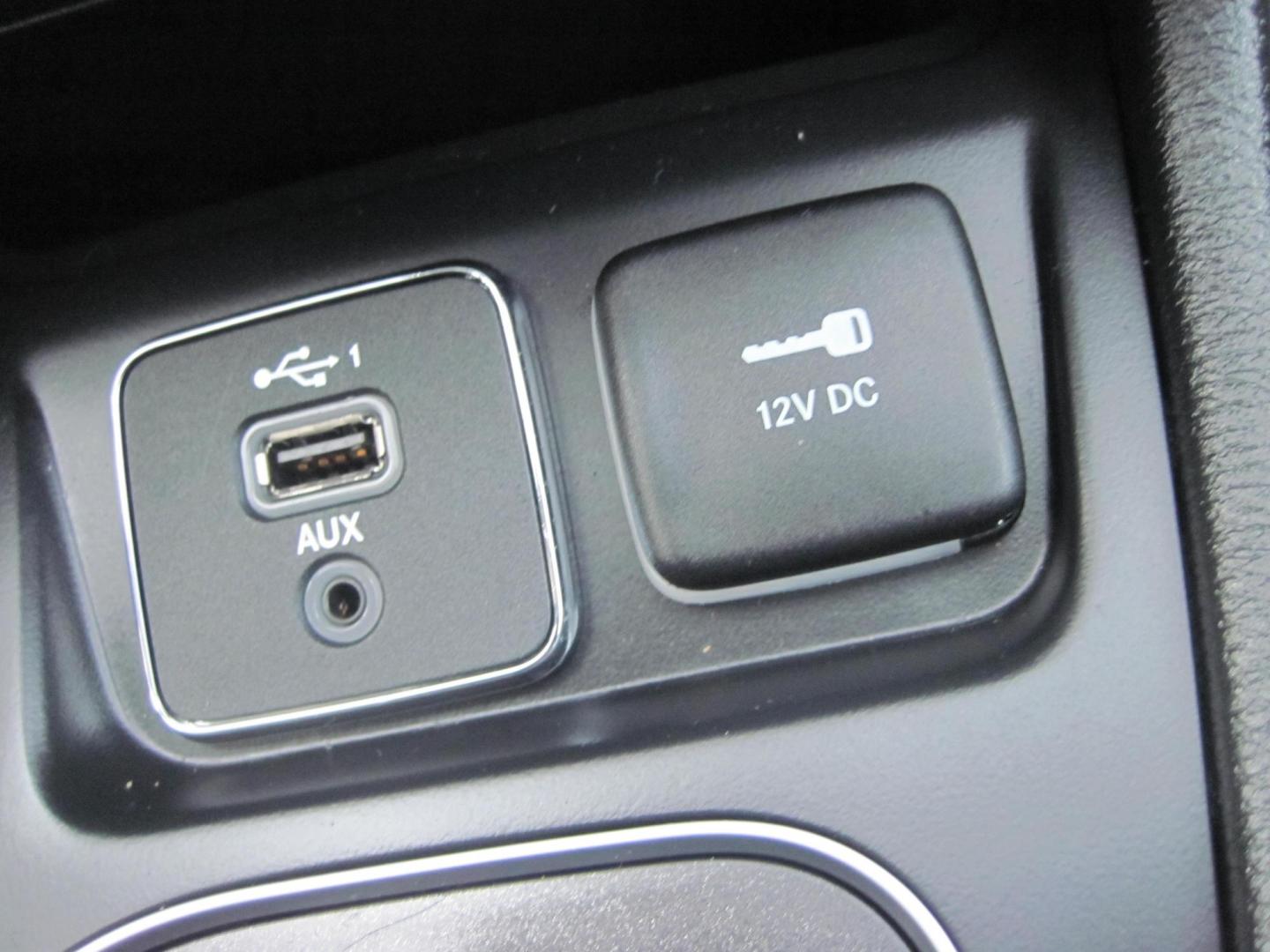 2022 gray /black Jeep Cherokee Trailhawk 4WD (1C4PJMBX9ND) with an 3.2L V6 DOHC 24V engine, 9A transmission, located at 9530 Old Seward Highway, Anchorage, AK, 99515, (907) 349-3343, 61.134140, -149.865570 - Low miles on this Jeep Cherokee Trailhawk come take a test drive - Photo#16