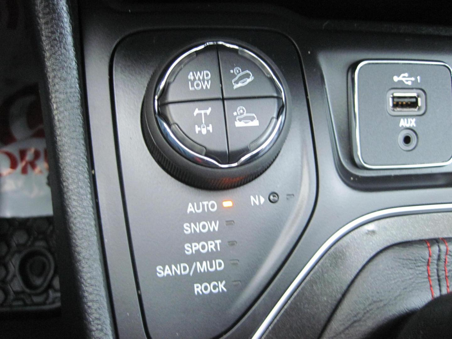 2022 gray /black Jeep Cherokee Trailhawk 4WD (1C4PJMBX9ND) with an 3.2L V6 DOHC 24V engine, 9A transmission, located at 9530 Old Seward Highway, Anchorage, AK, 99515, (907) 349-3343, 61.134140, -149.865570 - Low miles on this Jeep Cherokee Trailhawk come take a test drive - Photo#17